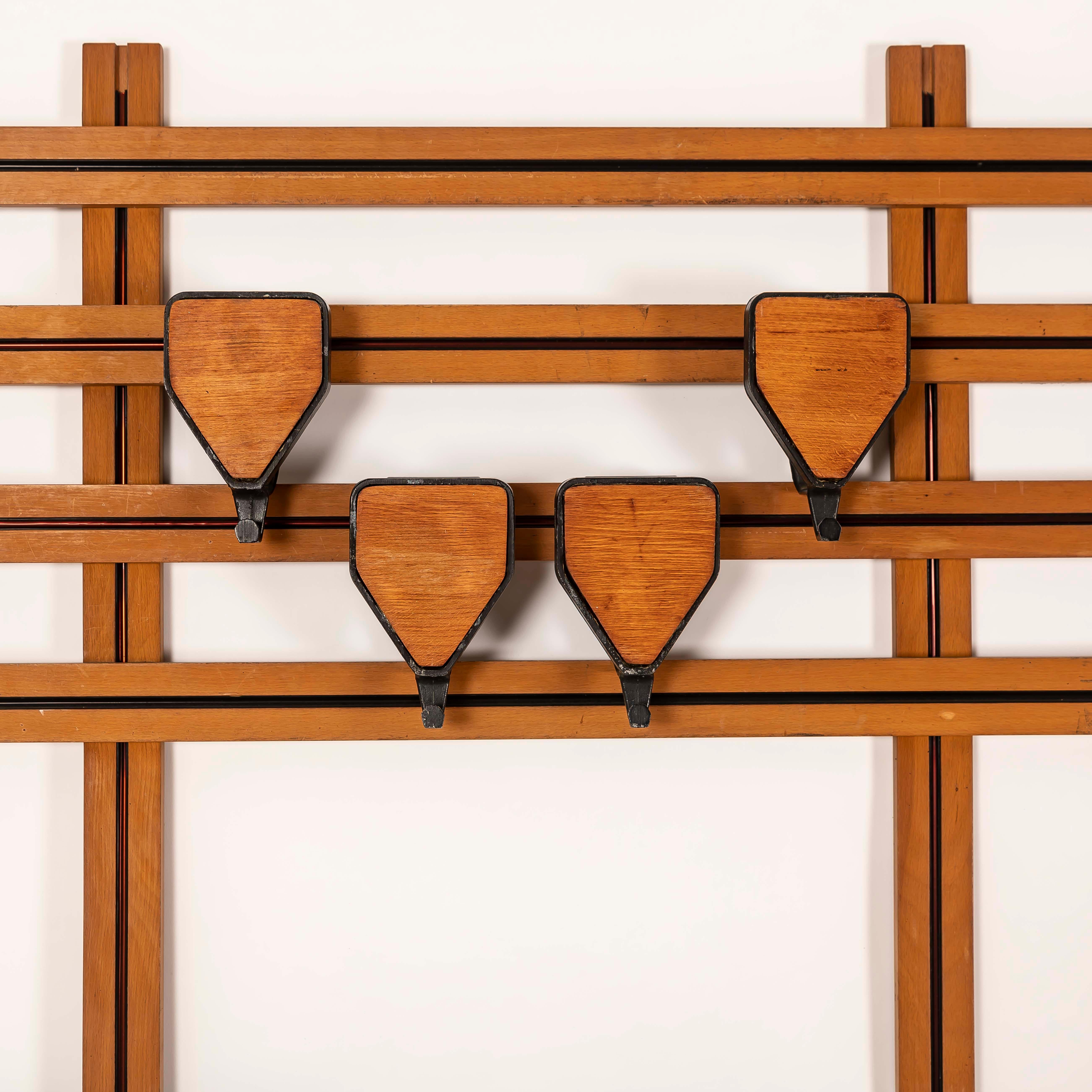 Vintage Italian Mid-Century Modern Wandgarderobe, 1950er Jahre (Lackiert) im Angebot