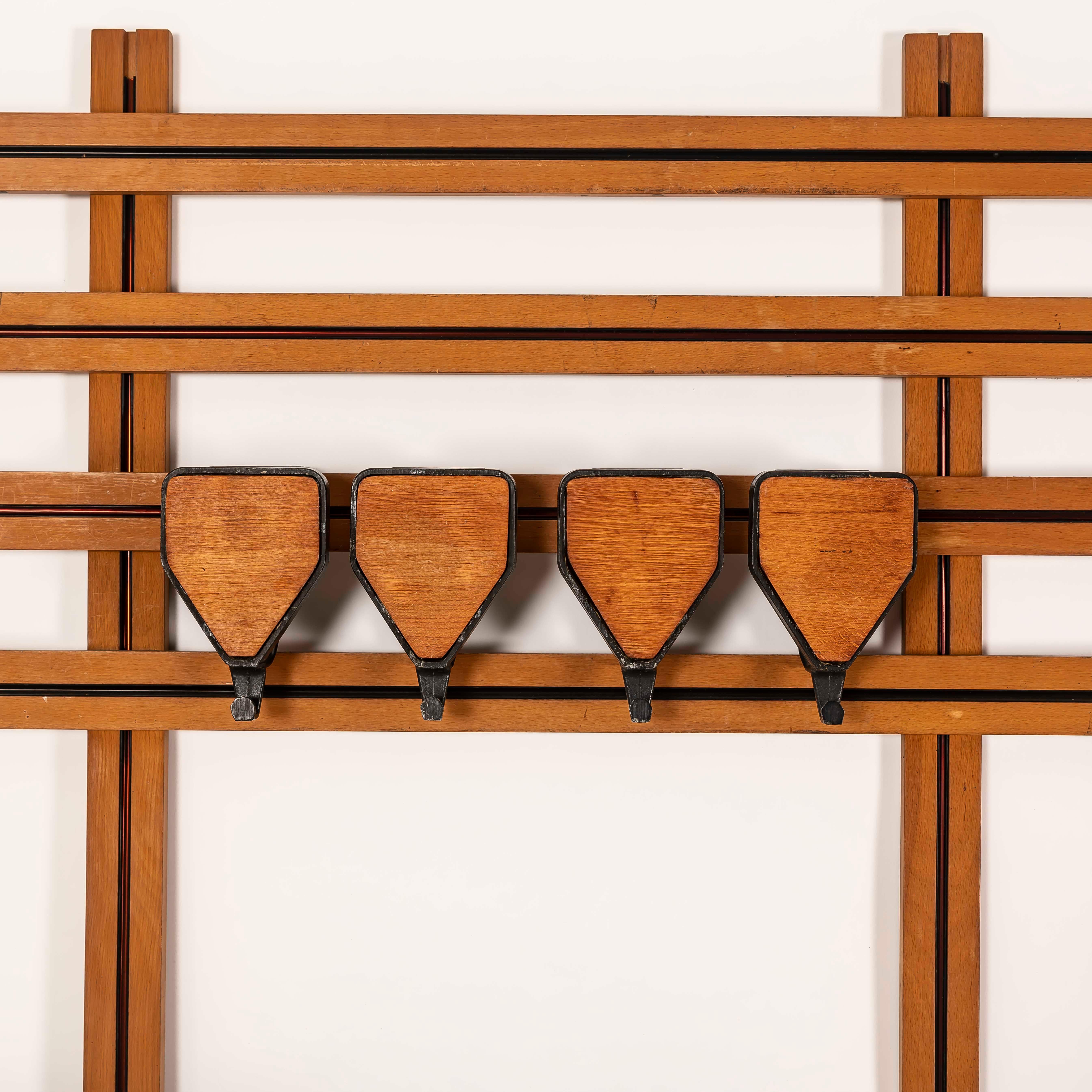 Vintage Italian Mid-Century Modern Wandgarderobe, 1950er Jahre im Angebot 1