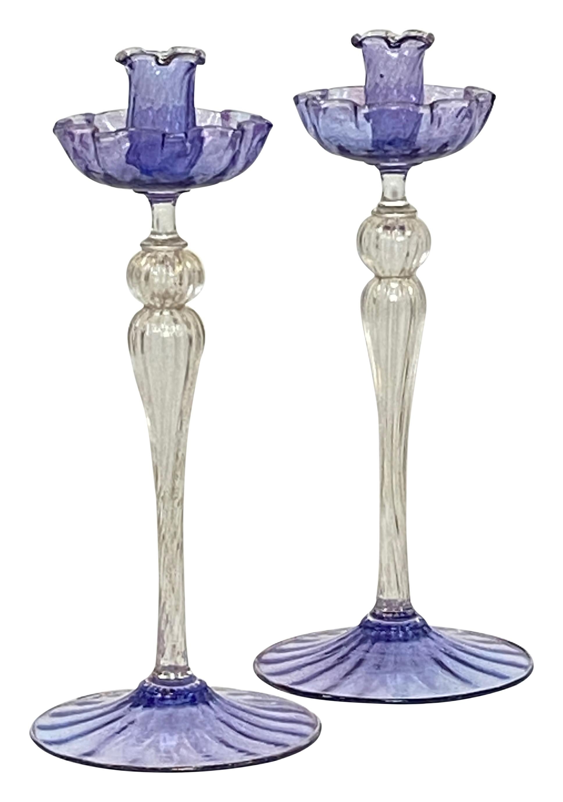 Ein elegantes Paar Kerzenhalter aus mundgeblasenem venezianischem Murano-Glas, verziert mit 24-karätigen Goldflecken. 
Schöne Qualität und in ausgezeichnetem Zustand.
Italien um 1960.
 