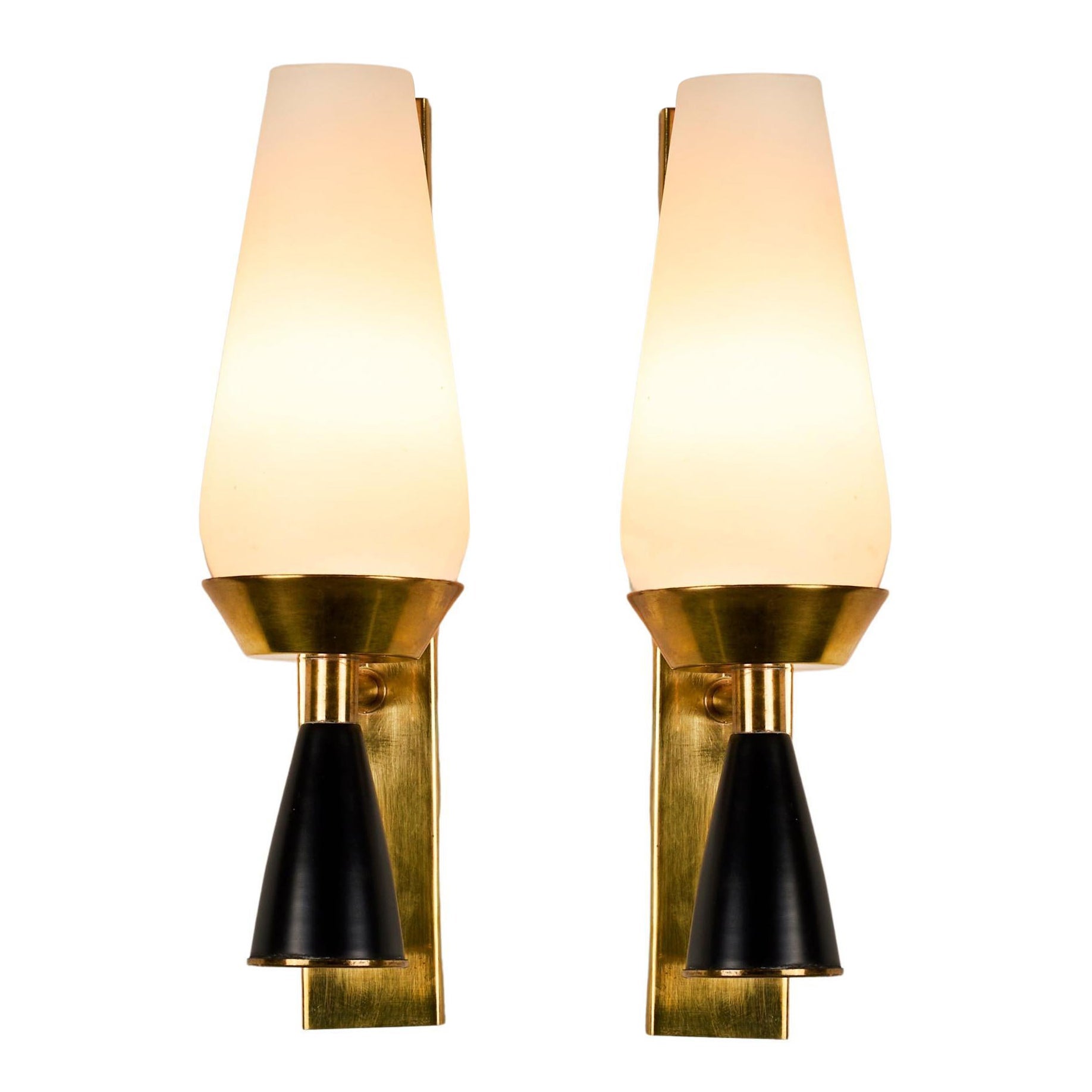 Applique vintage in vetro opalino e ottone di Murano della metà del secolo scorso