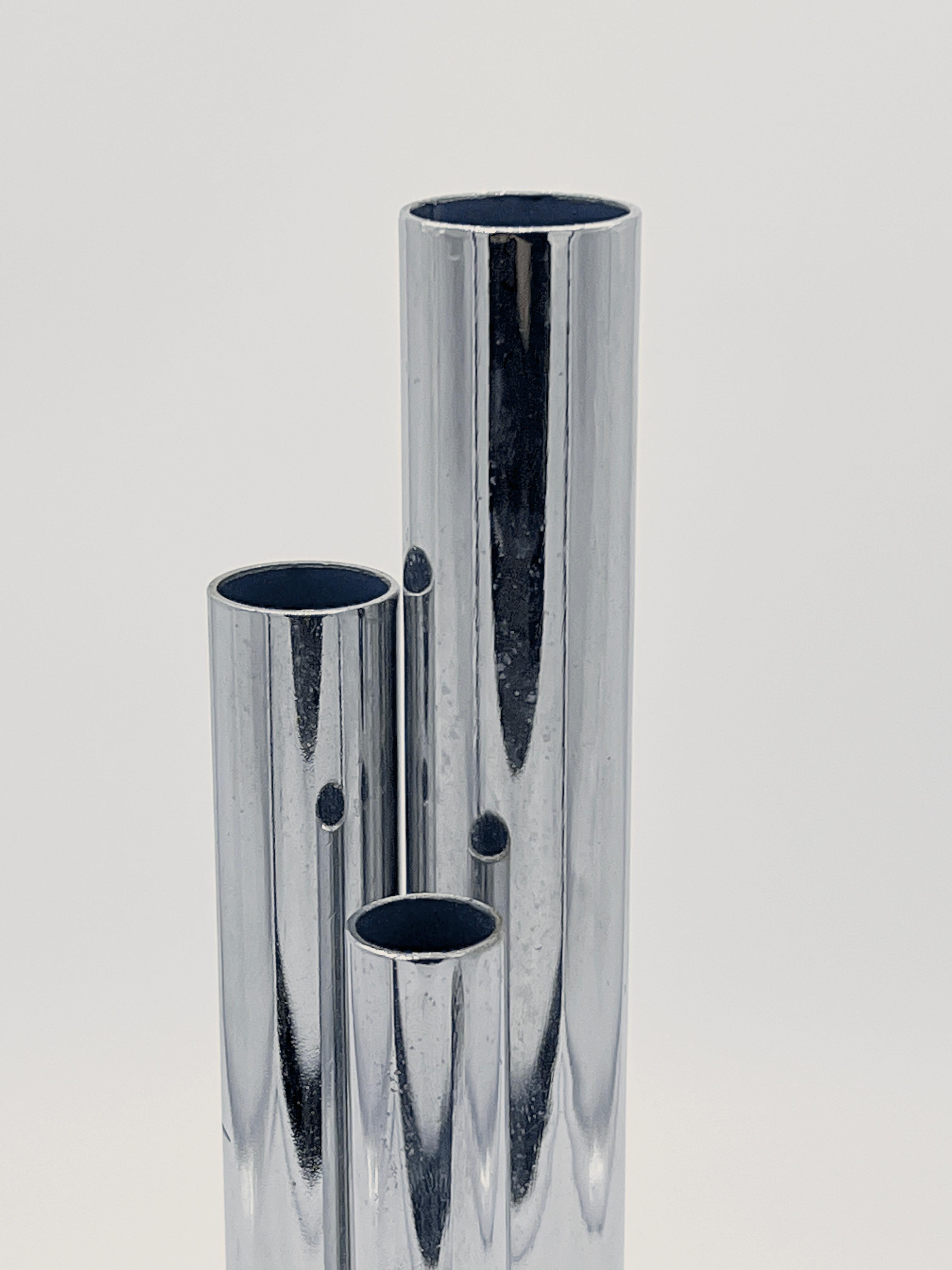 Vintage Mid-Century Modern Italian vase/pen holder, made in chromed metal and designed in the style of Gio Ponti for Krupp. The three pipes have different lenghts, and can each hold one flower or a couple pens. Diameter of the single tube is around