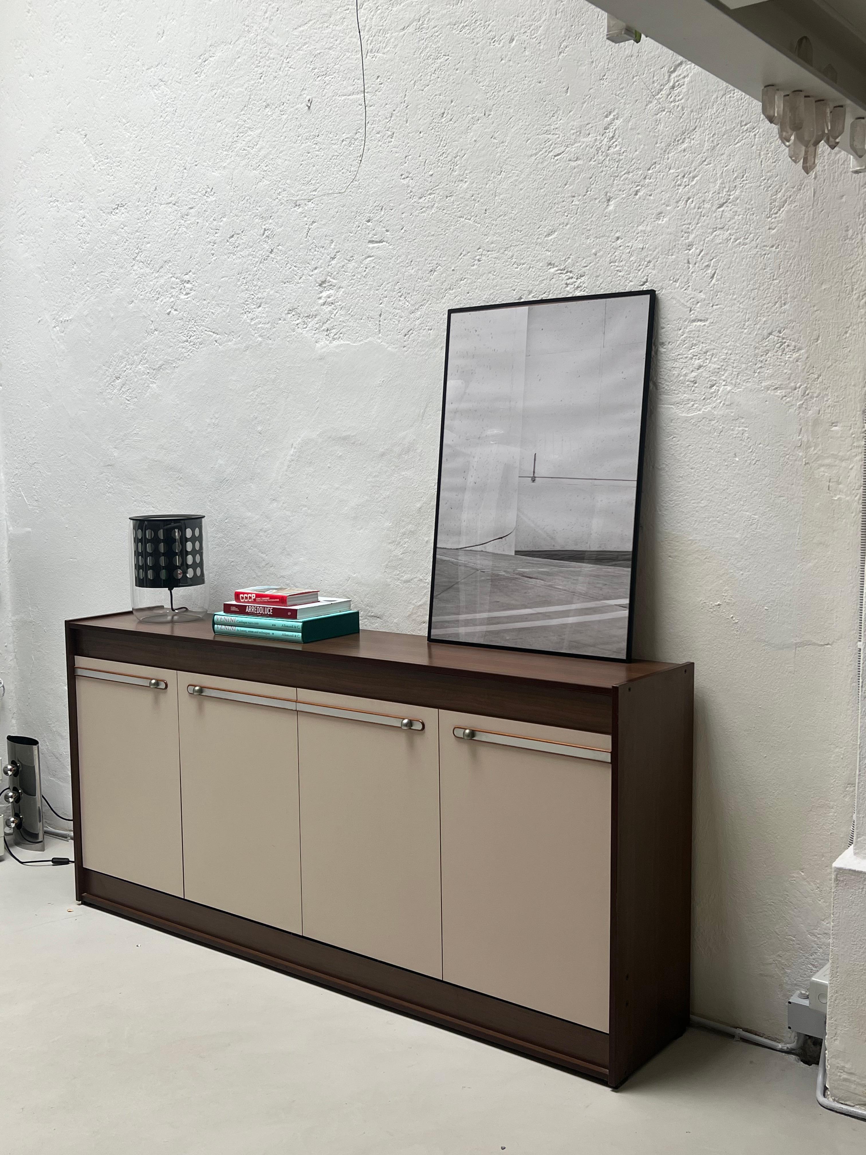 Vintage Sideboard Bed - Mid Century Folding Bed - Sideboard Console 

Rare, uncommon and highly attractive sideboard-bed from the 1960s made in Italy. A true gem of Mid-Century Modern design, this seldom-seen piece allows to elegantly and easily