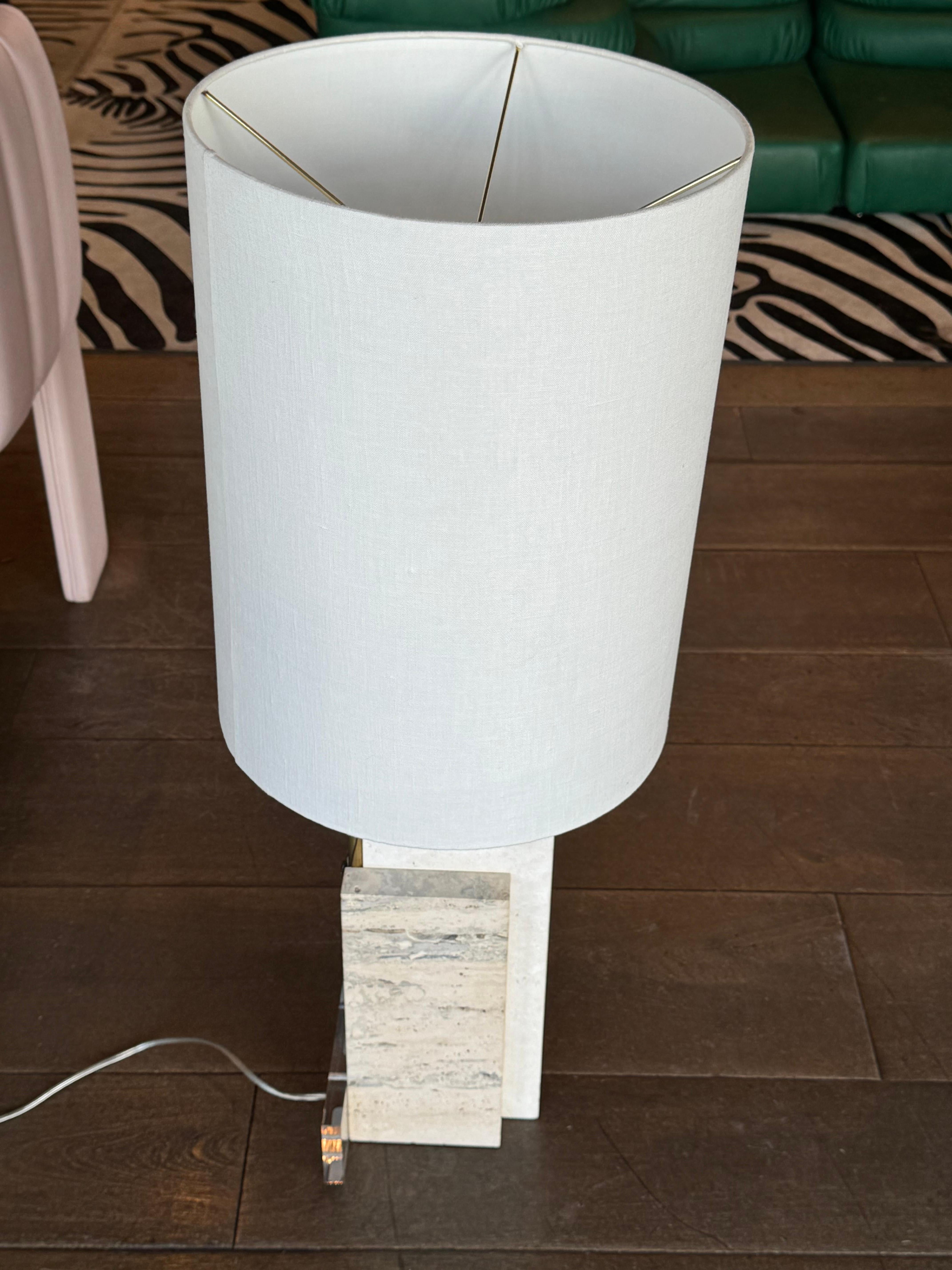 Lámpara de mesa italiana de mediados de siglo 
Obtenido por Martyn Lawrence Bullard de Italia 
Cableado y equipado con pantalla de lino