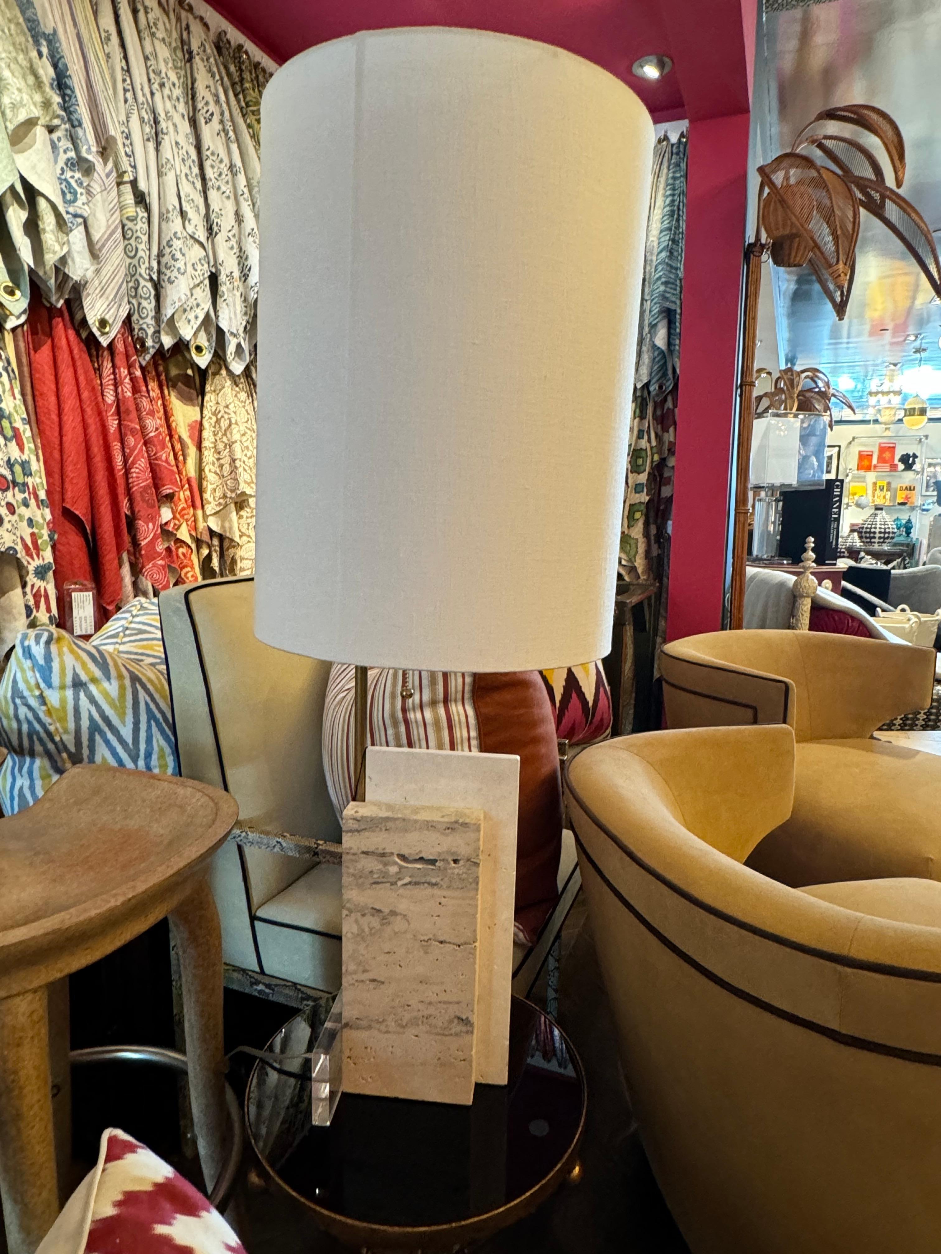 Vintage Italian Mid Century Lámpara de mesa de travertino mediados del siglo XX en venta