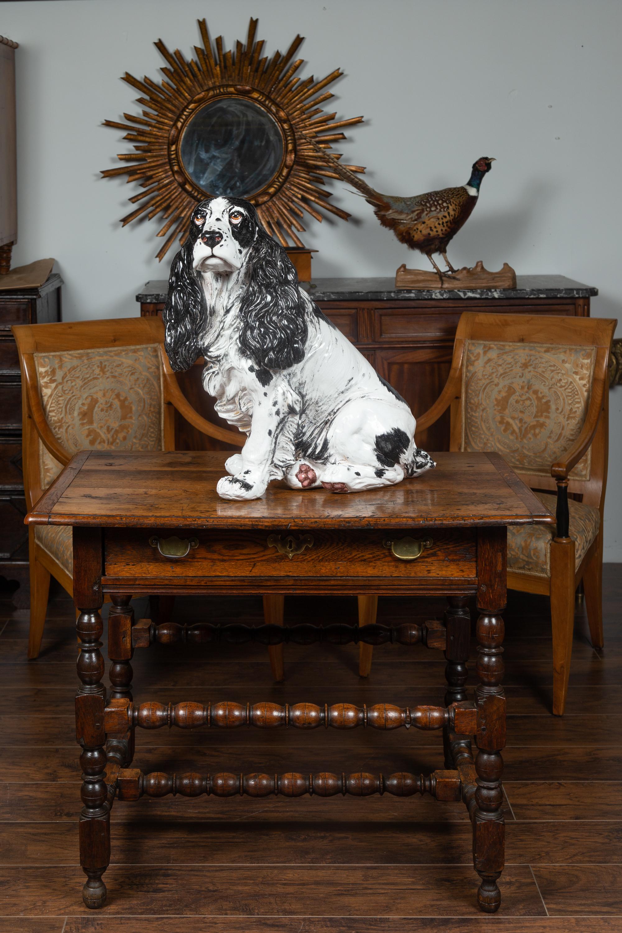 Sculpture italienne vintage de chien épagneul en terre cuite noire et blanche du milieu du siècle dernier Bon état - En vente à Atlanta, GA