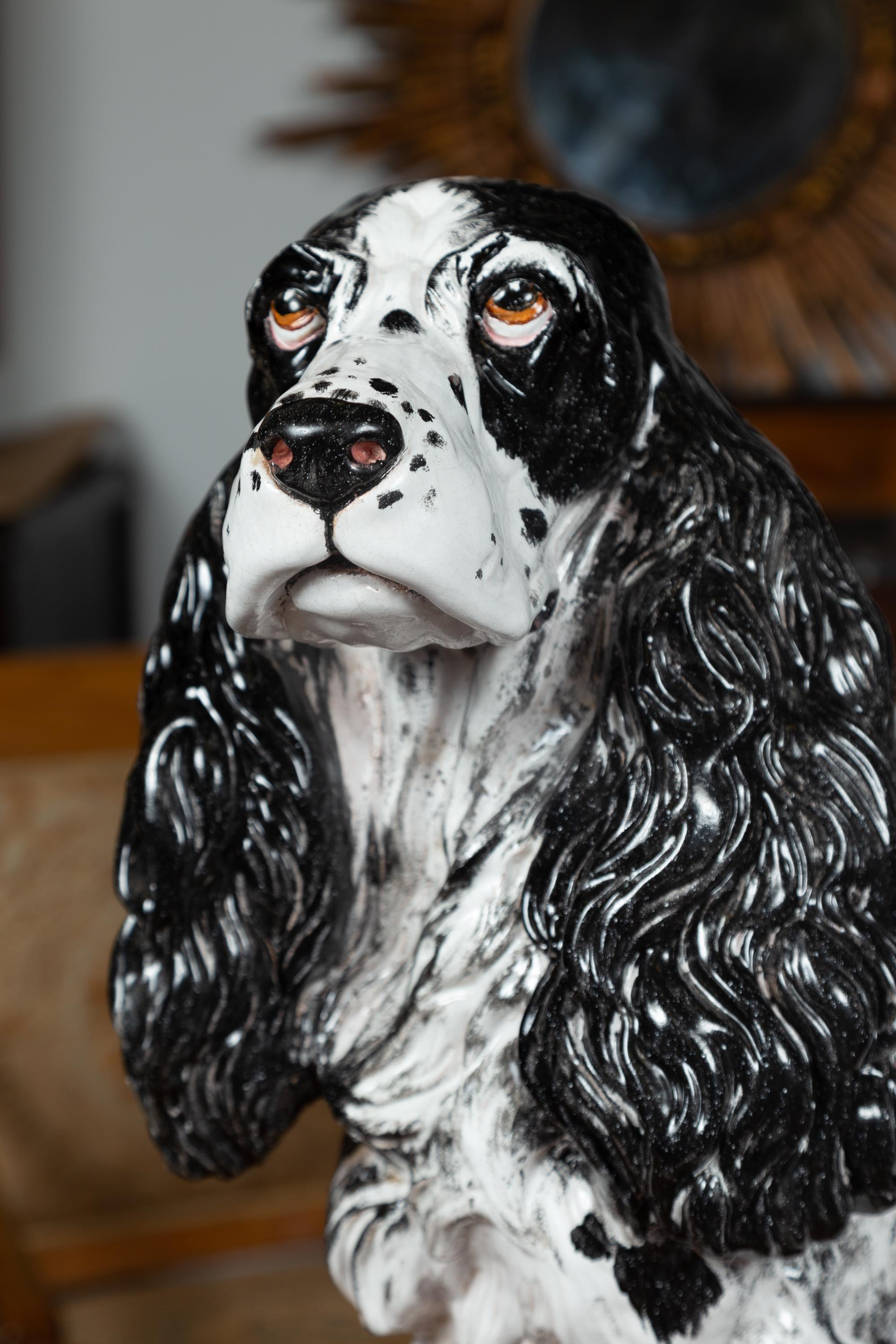 20ième siècle Sculpture italienne vintage de chien épagneul en terre cuite noire et blanche du milieu du siècle dernier en vente