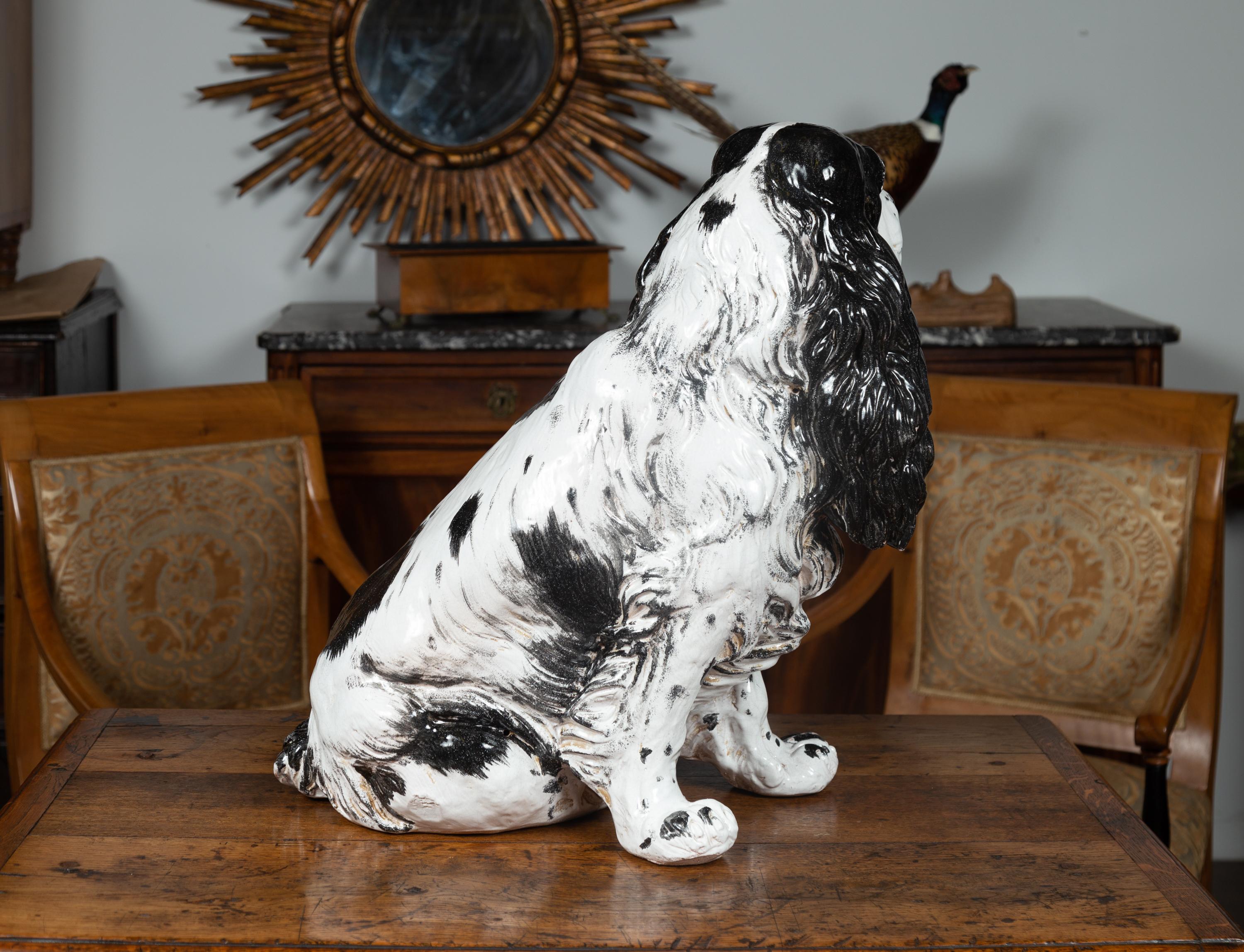 Sculpture italienne vintage de chien épagneul en terre cuite noire et blanche du milieu du siècle dernier en vente 2