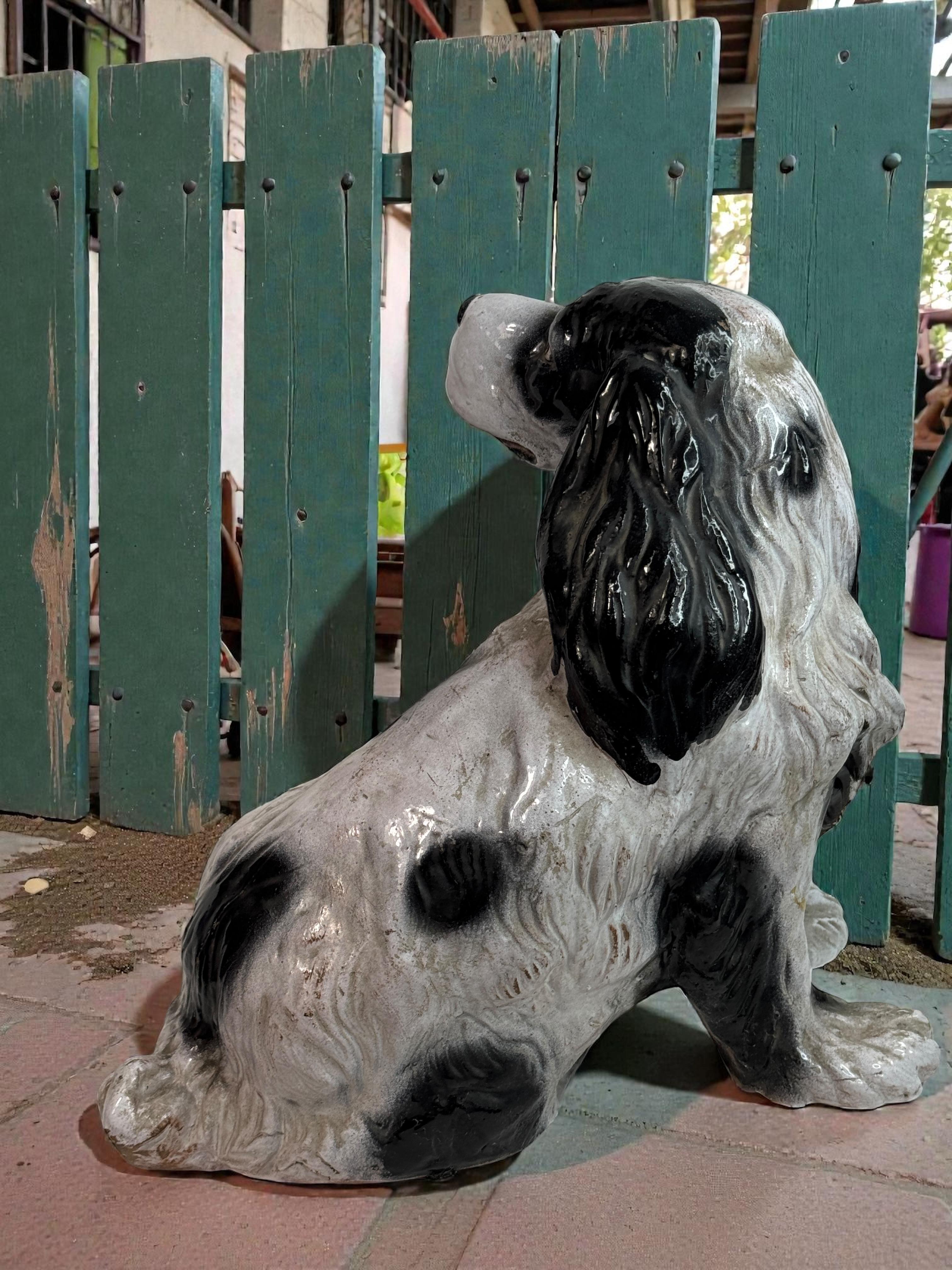 Scultura di cane spaniel in terracotta bianca e nera d'epoca della metà del secolo scorso in vendita 2