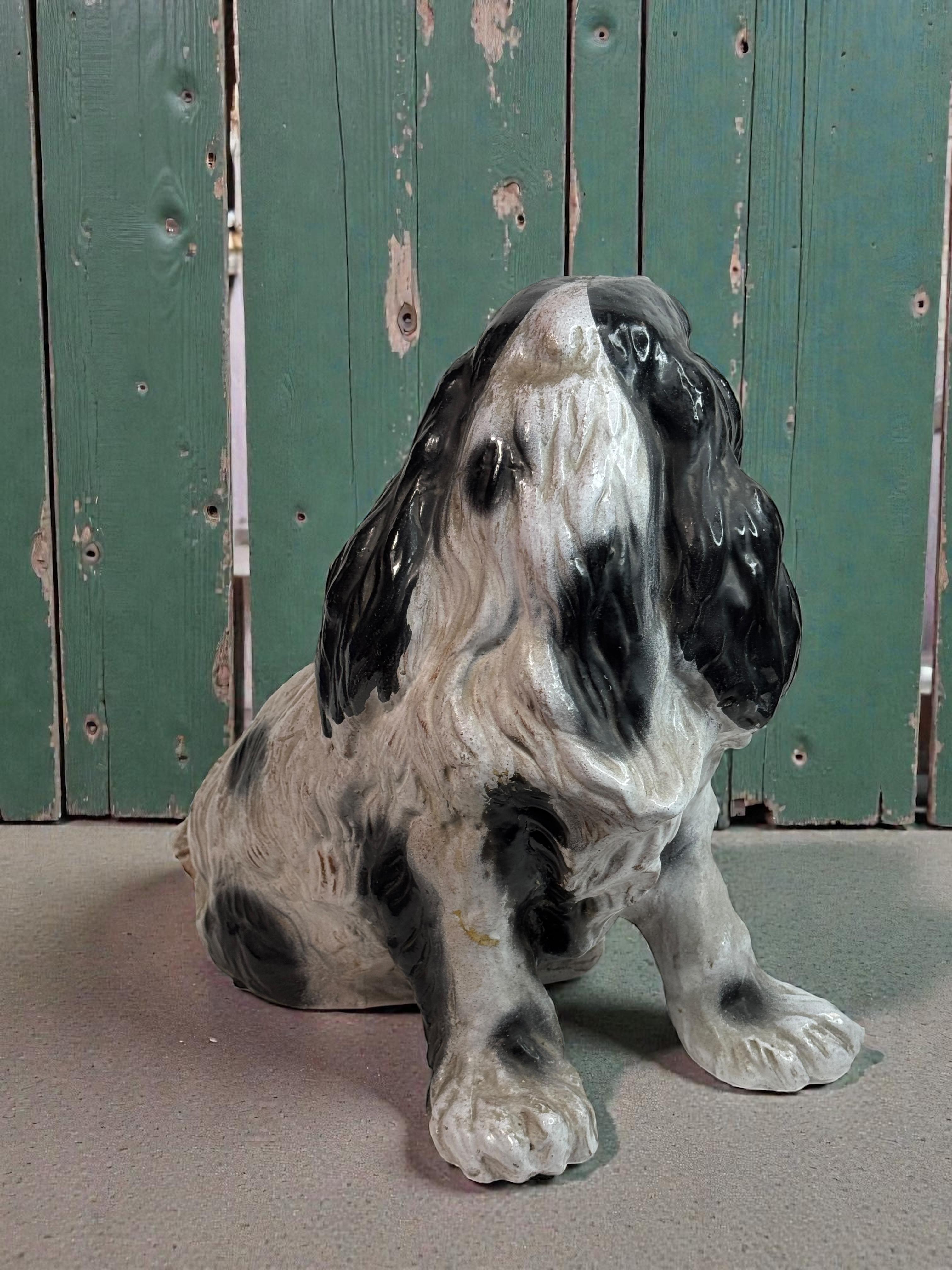 Scultura di cane spaniel in terracotta bianca e nera d'epoca della metà del secolo scorso in vendita 3