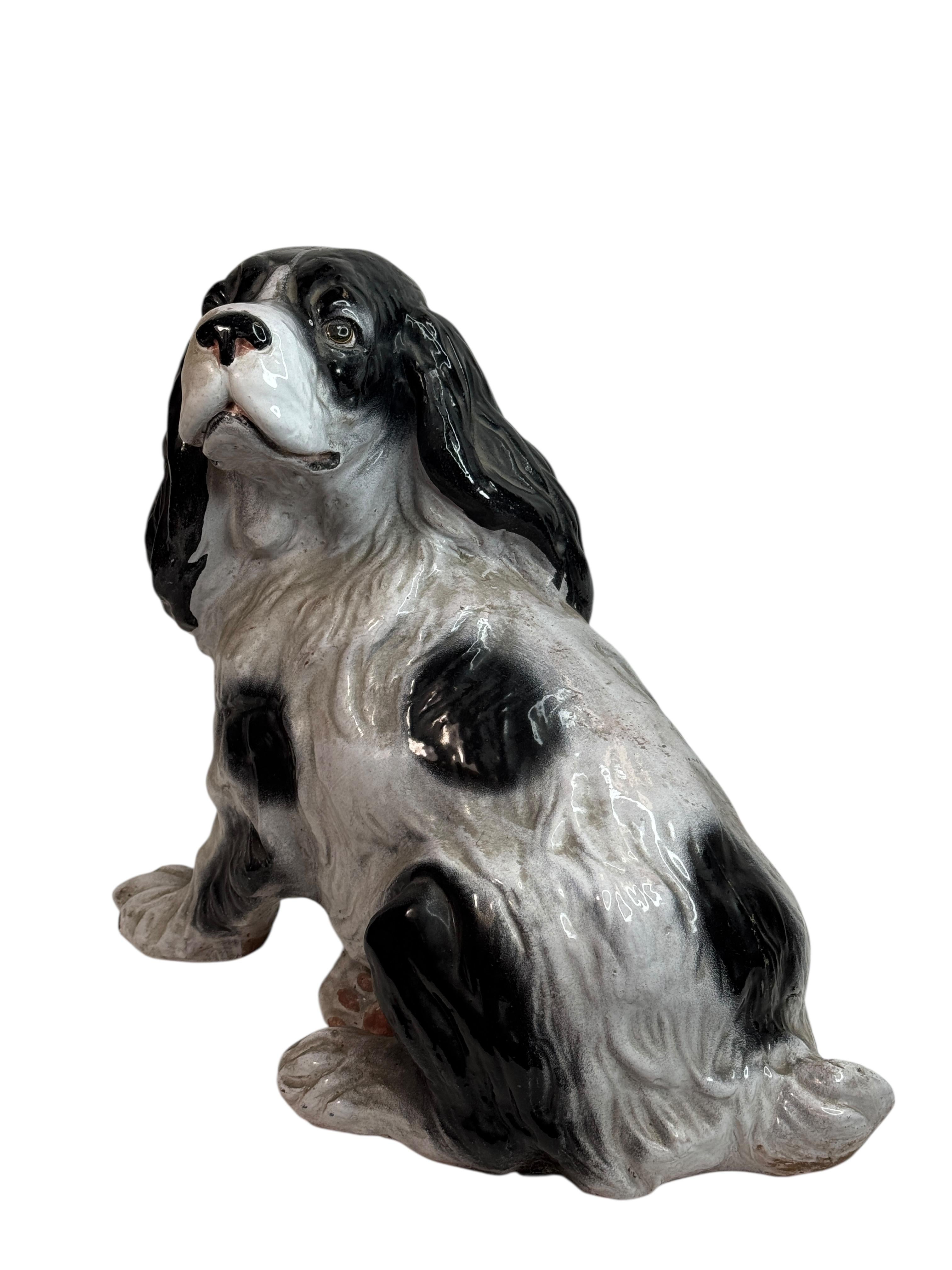 Questa eccezionale scultura di Spaniel italiano a grandezza naturale è un esempio di artigianato tradizionale Florentine. Creata in terracotta smaltata e dipinta a mano dalla rinomata azienda Bagnolli di Firenze, la statua cattura lo spirito gentile