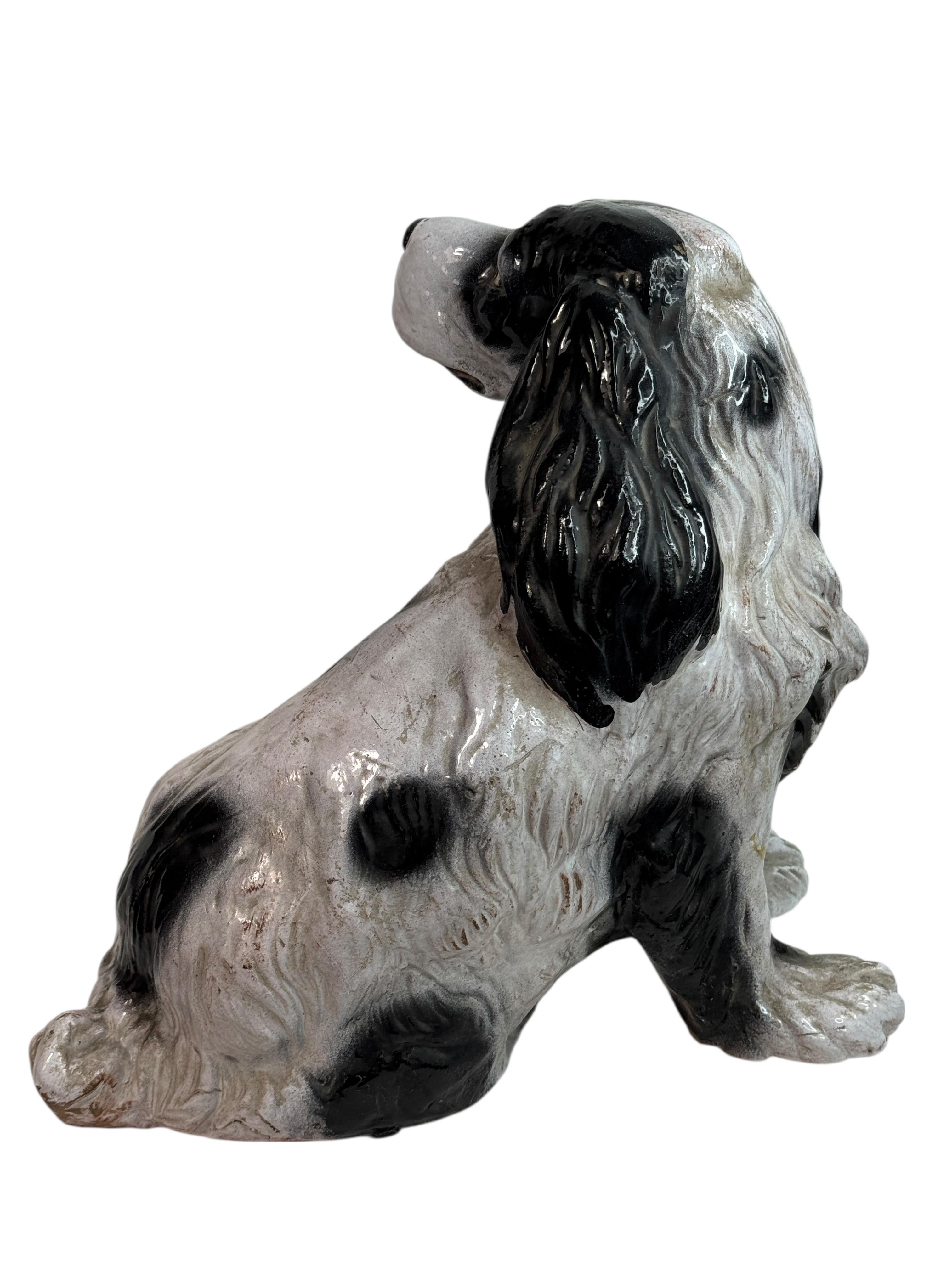 Mid-Century moderno Scultura di cane spaniel in terracotta bianca e nera d'epoca della metà del secolo scorso in vendita