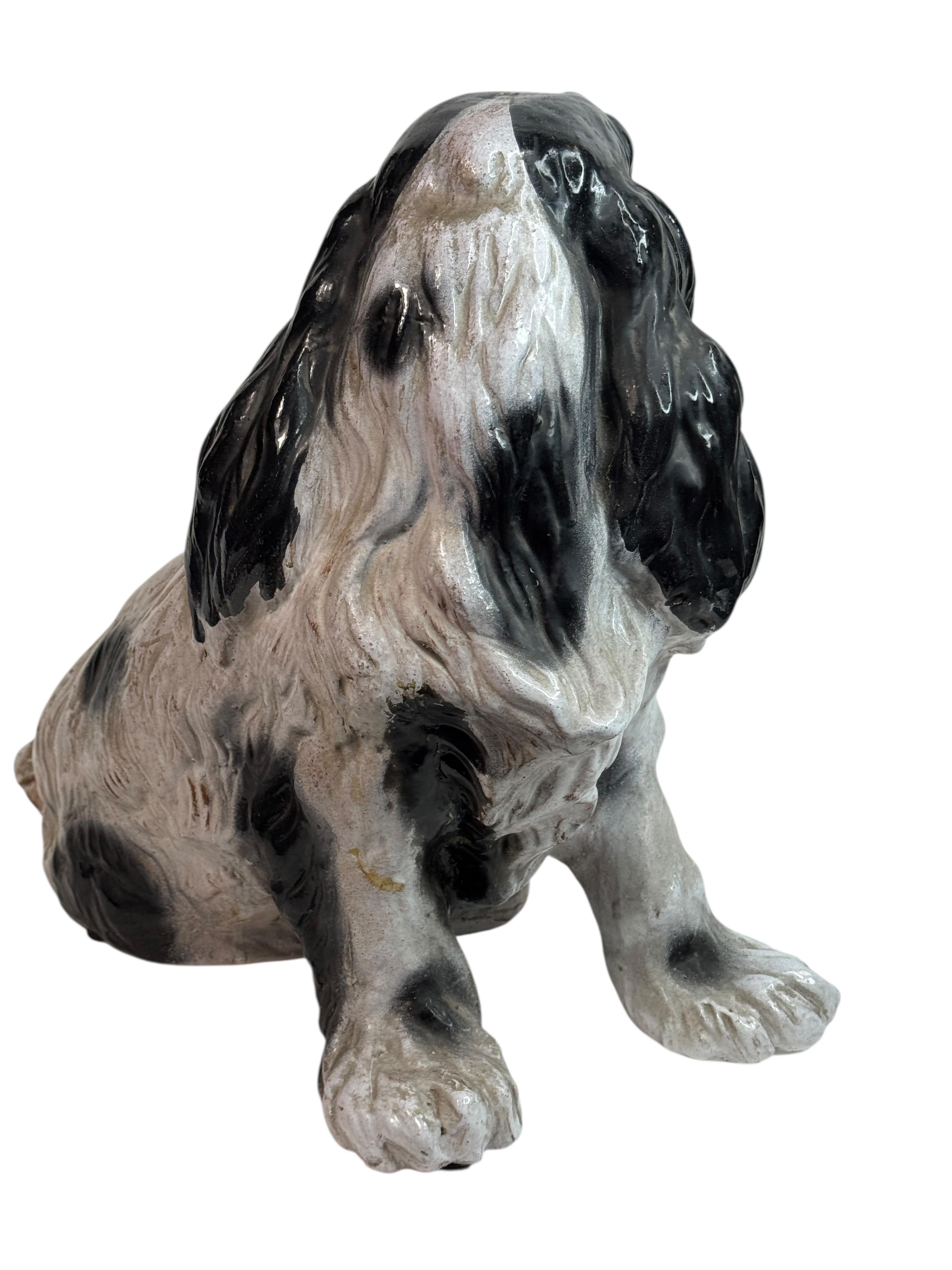 Italiano Scultura di cane spaniel in terracotta bianca e nera d'epoca della metà del secolo scorso in vendita