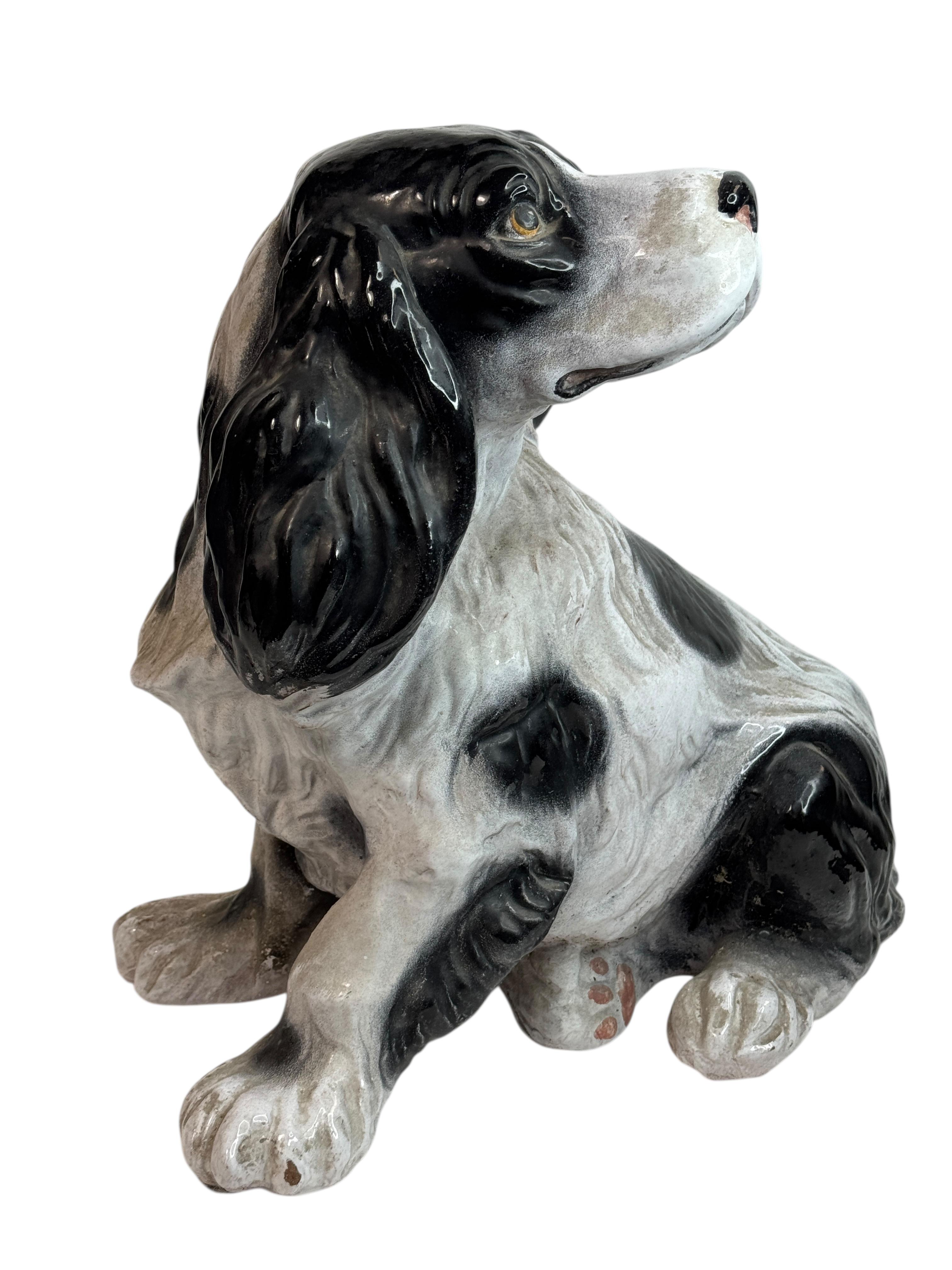 Smaltato Scultura di cane spaniel in terracotta bianca e nera d'epoca della metà del secolo scorso in vendita