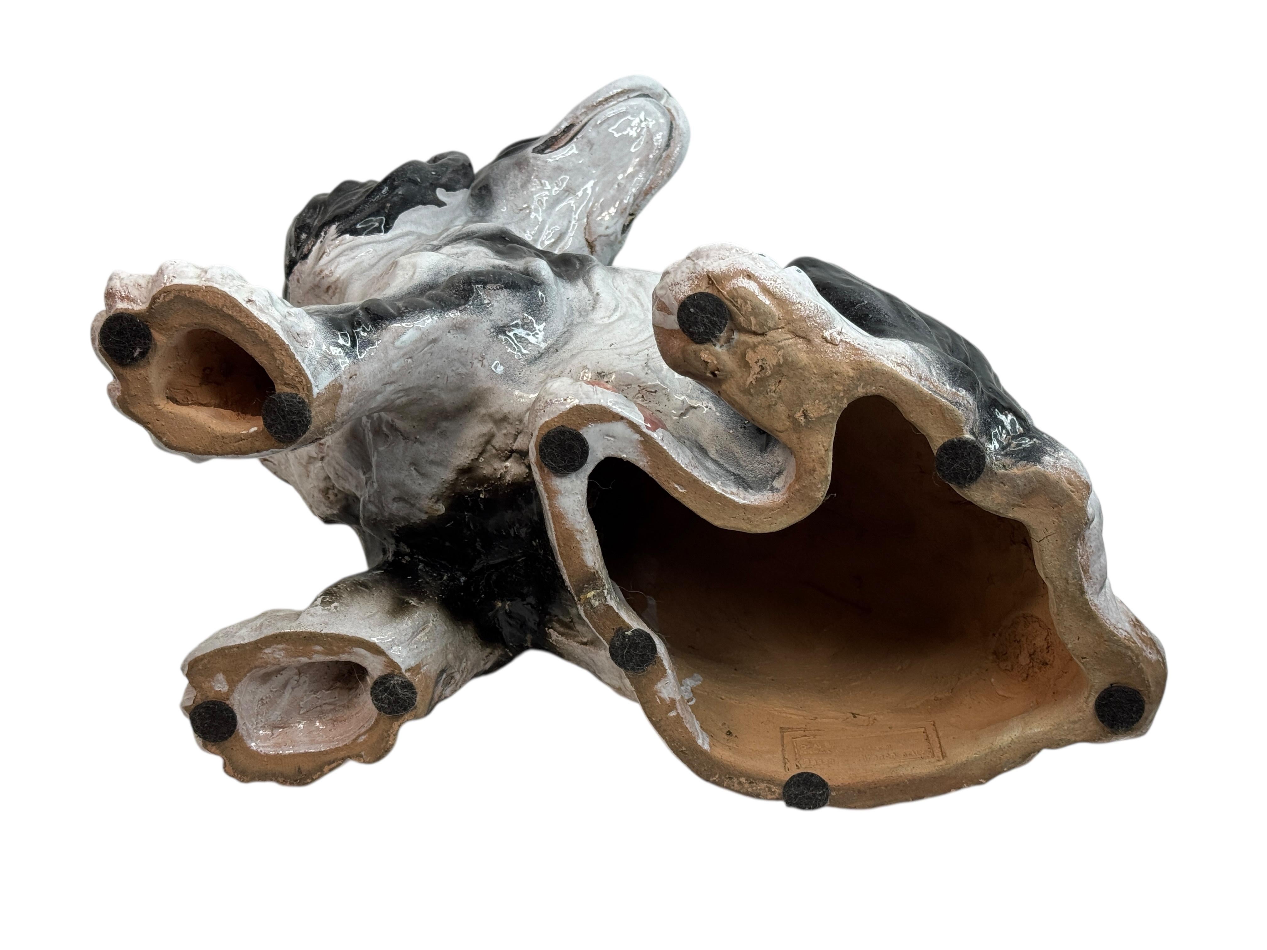 Scultura di cane spaniel in terracotta bianca e nera d'epoca della metà del secolo scorso In condizioni buone in vendita a Nuernberg, DE