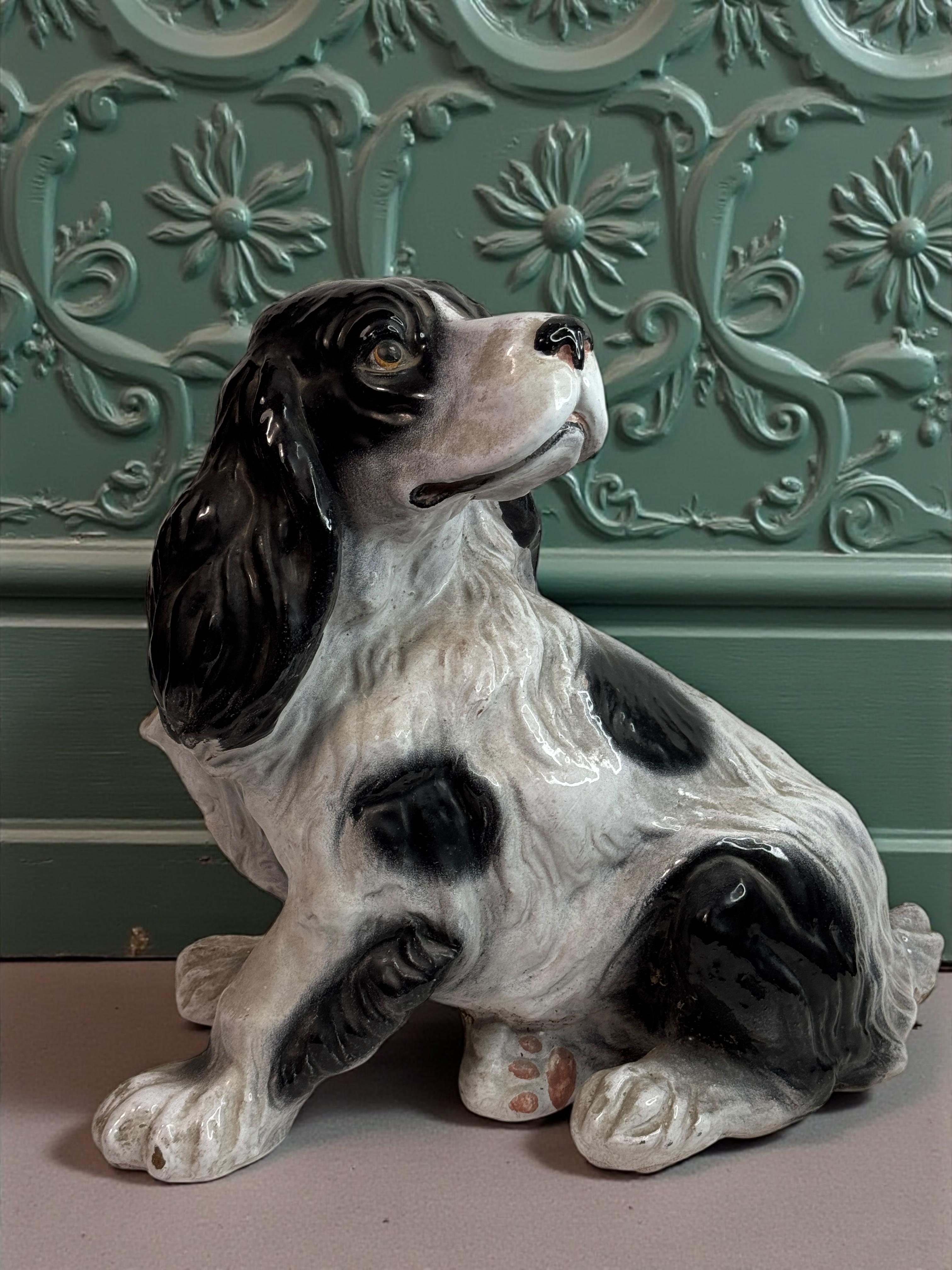 Majolica Scultura di cane spaniel in terracotta bianca e nera d'epoca della metà del secolo scorso in vendita