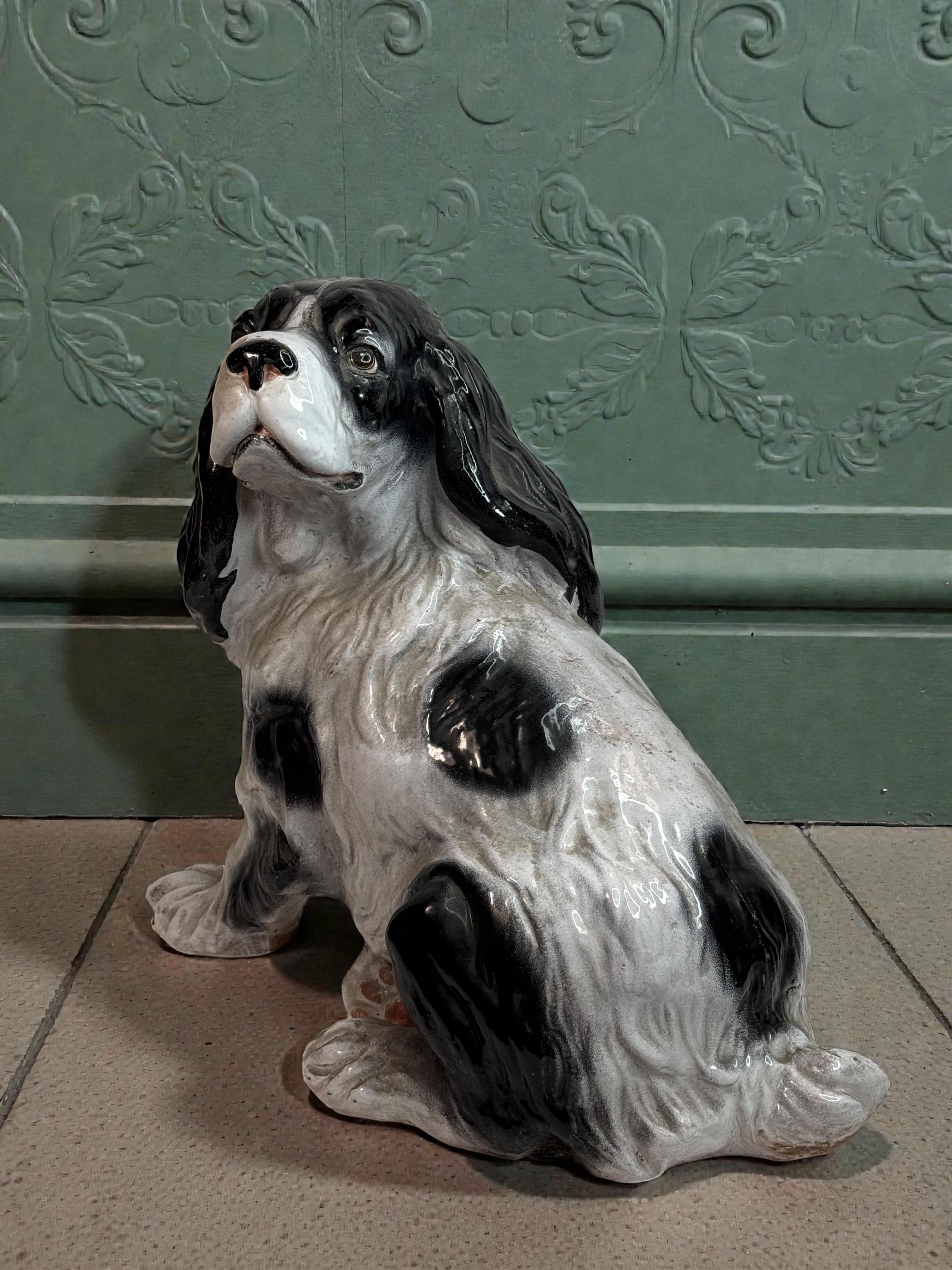 Scultura di cane spaniel in terracotta bianca e nera d'epoca della metà del secolo scorso in vendita 1