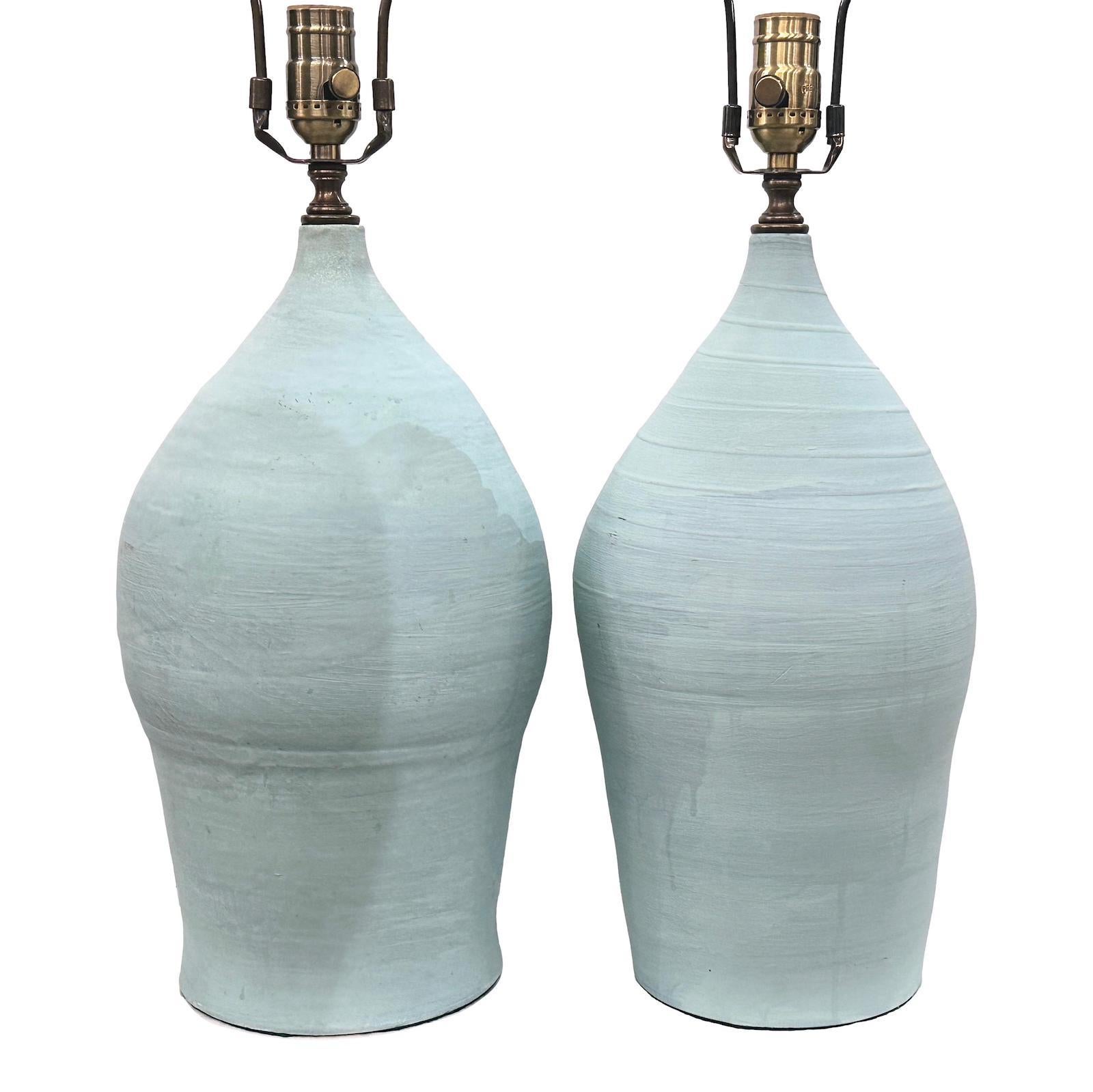 Ein Paar italienische Keramik-Tischlampen aus den 1950er Jahren.

Abmessungen:
Höhe des Körpers: 16″.
Höhe bis zur Schirmauflage: 26″.
Durchmesser: 7″
