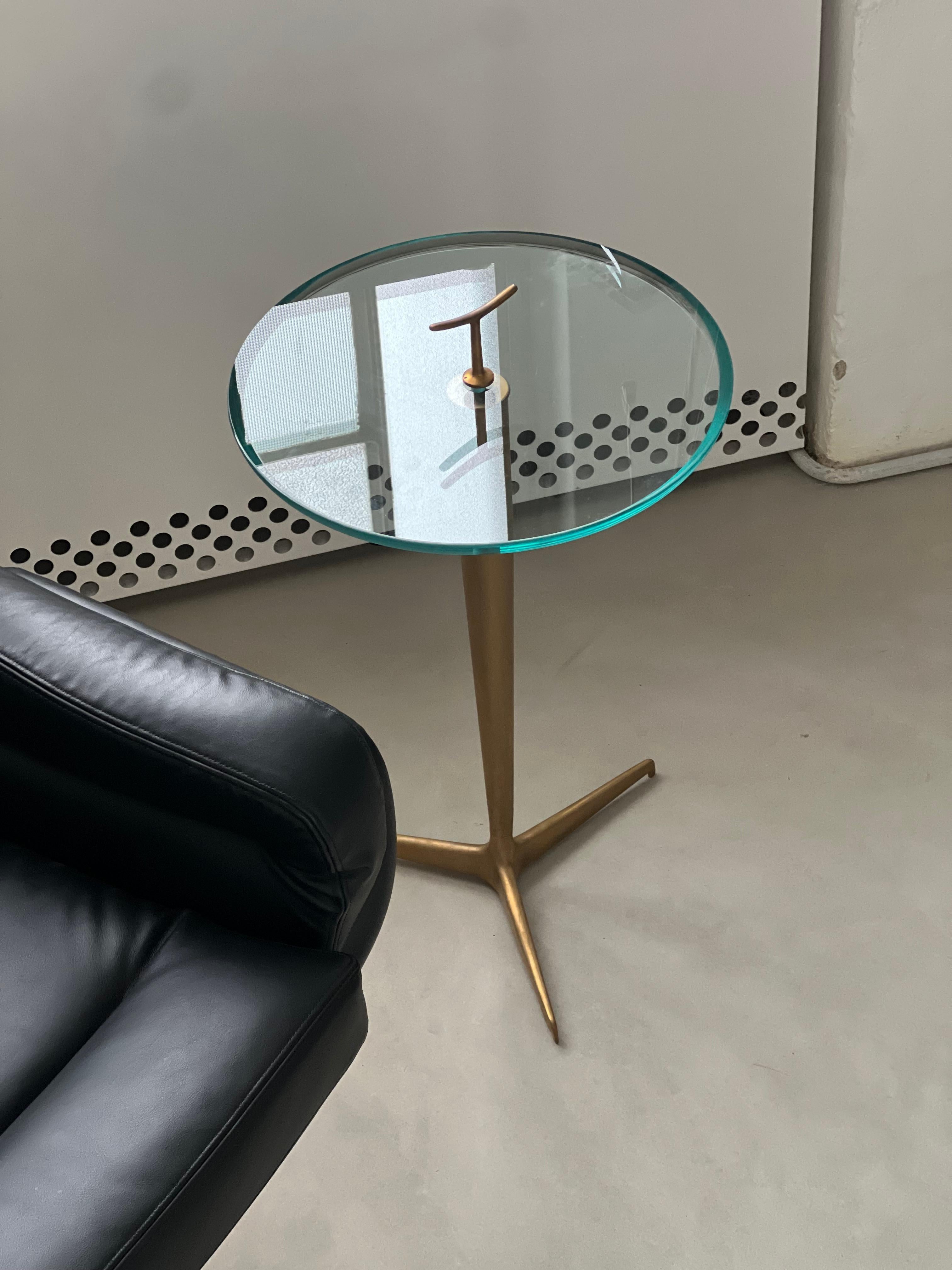 Italienischer Mid-Century-Beistelltisch aus Messing und Glas von Giuseppe Ostuni im Angebot 4