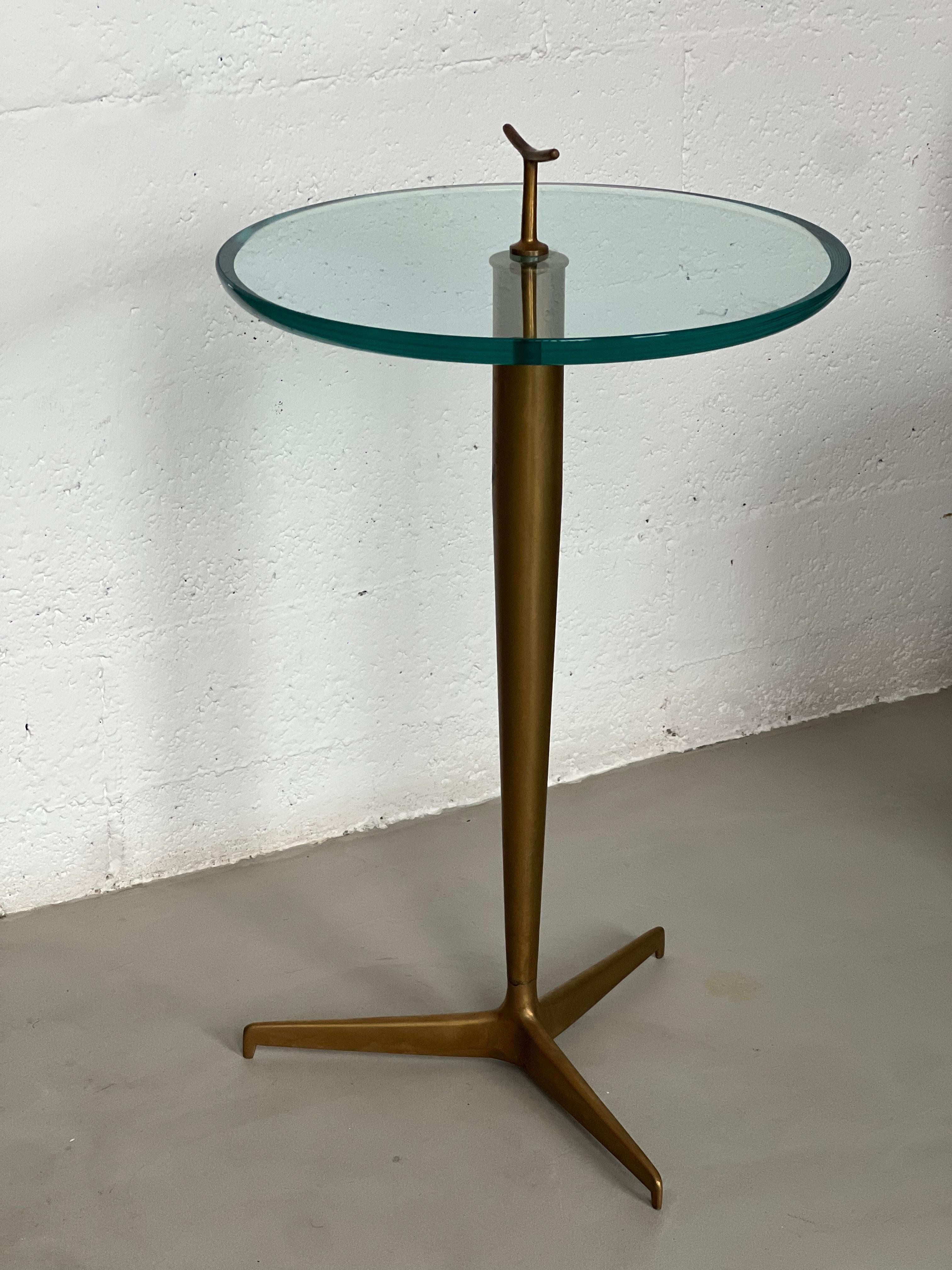 Italienischer Mid-Century-Beistelltisch aus Messing und Glas von Giuseppe Ostuni im Angebot 5