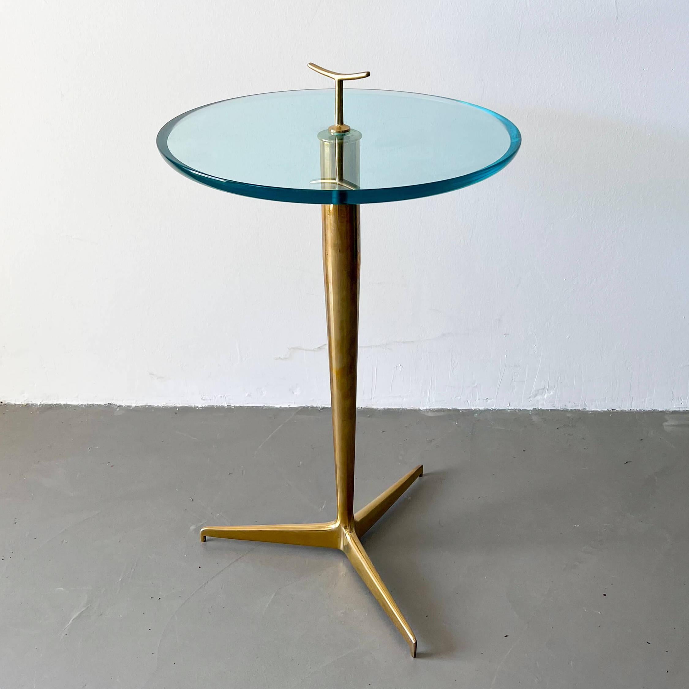 Tavolino di metà secolo in ottone e vetro modernista - Design italiano anni '50

Il pezzo, conservato in ottime condizioni originali, è un meraviglioso e scultoreo tavolino del designer italiano Giuseppe Ostuni. 
Senza tempo e molto elegante, questo