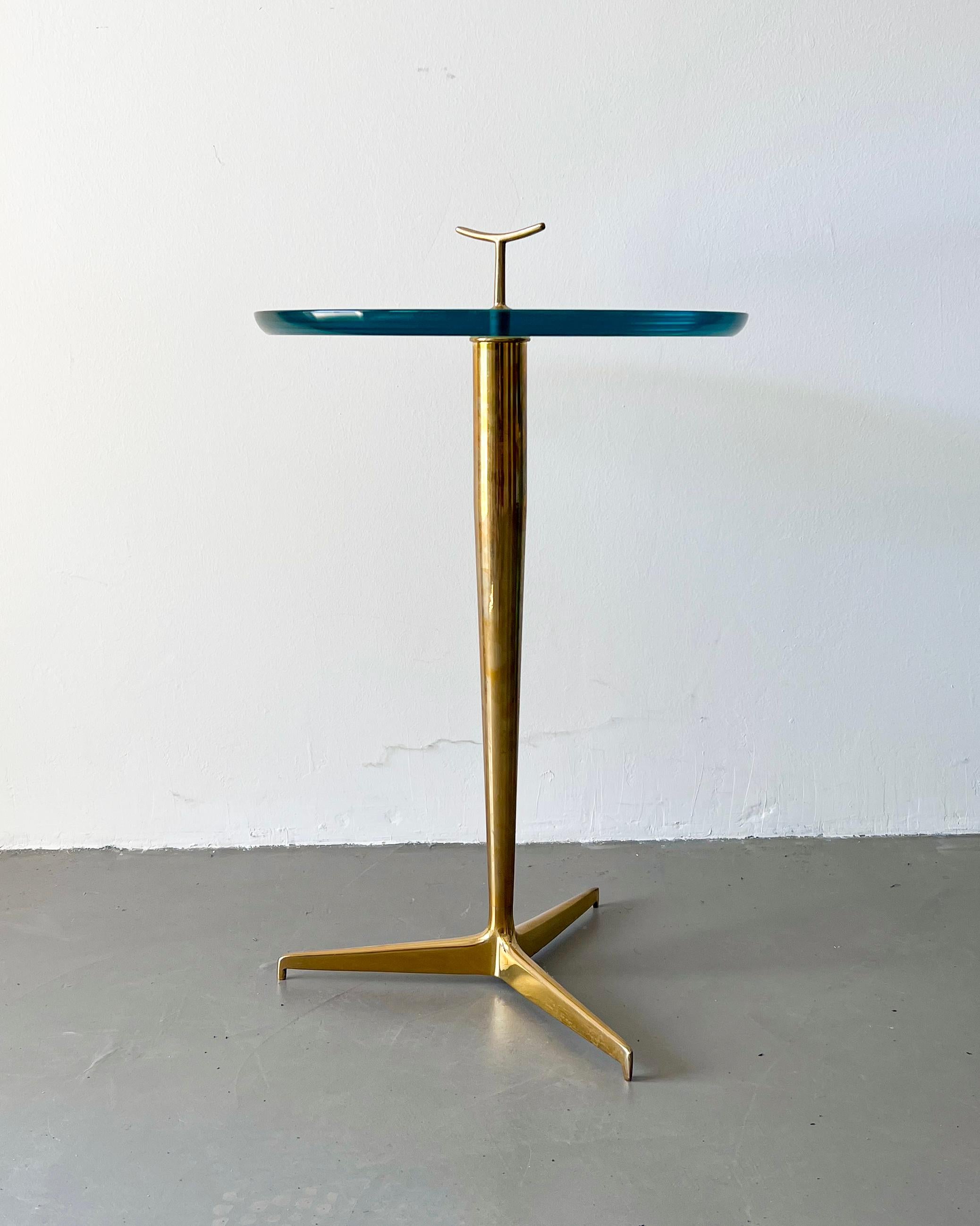 Italienischer Mid-Century-Beistelltisch aus Messing und Glas von Giuseppe Ostuni (Moderne der Mitte des Jahrhunderts) im Angebot