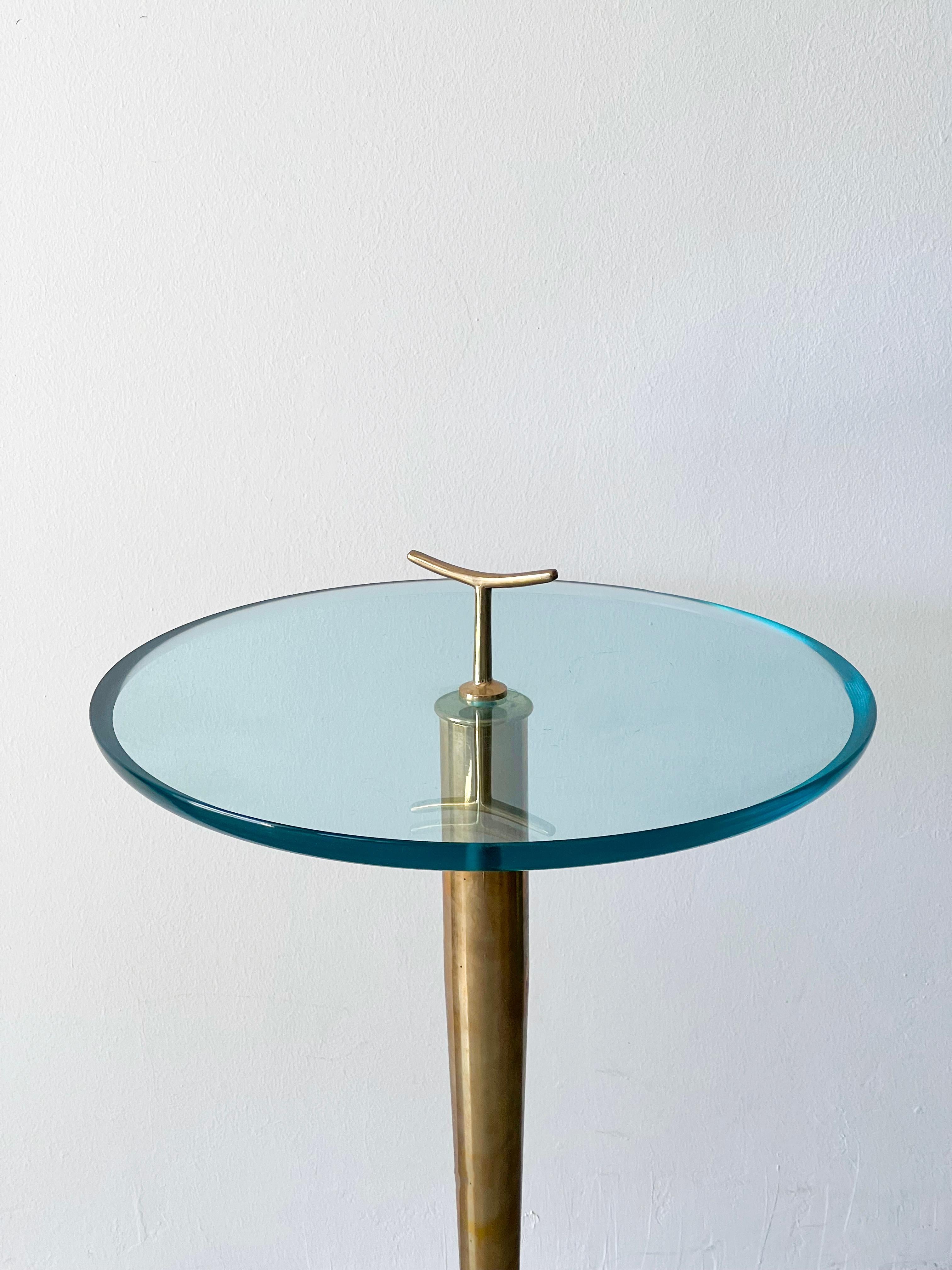 Vintage Italian midcentury end table in brass and glass by Giuseppe Ostuni In Good Condition For Sale In Milano, IT
