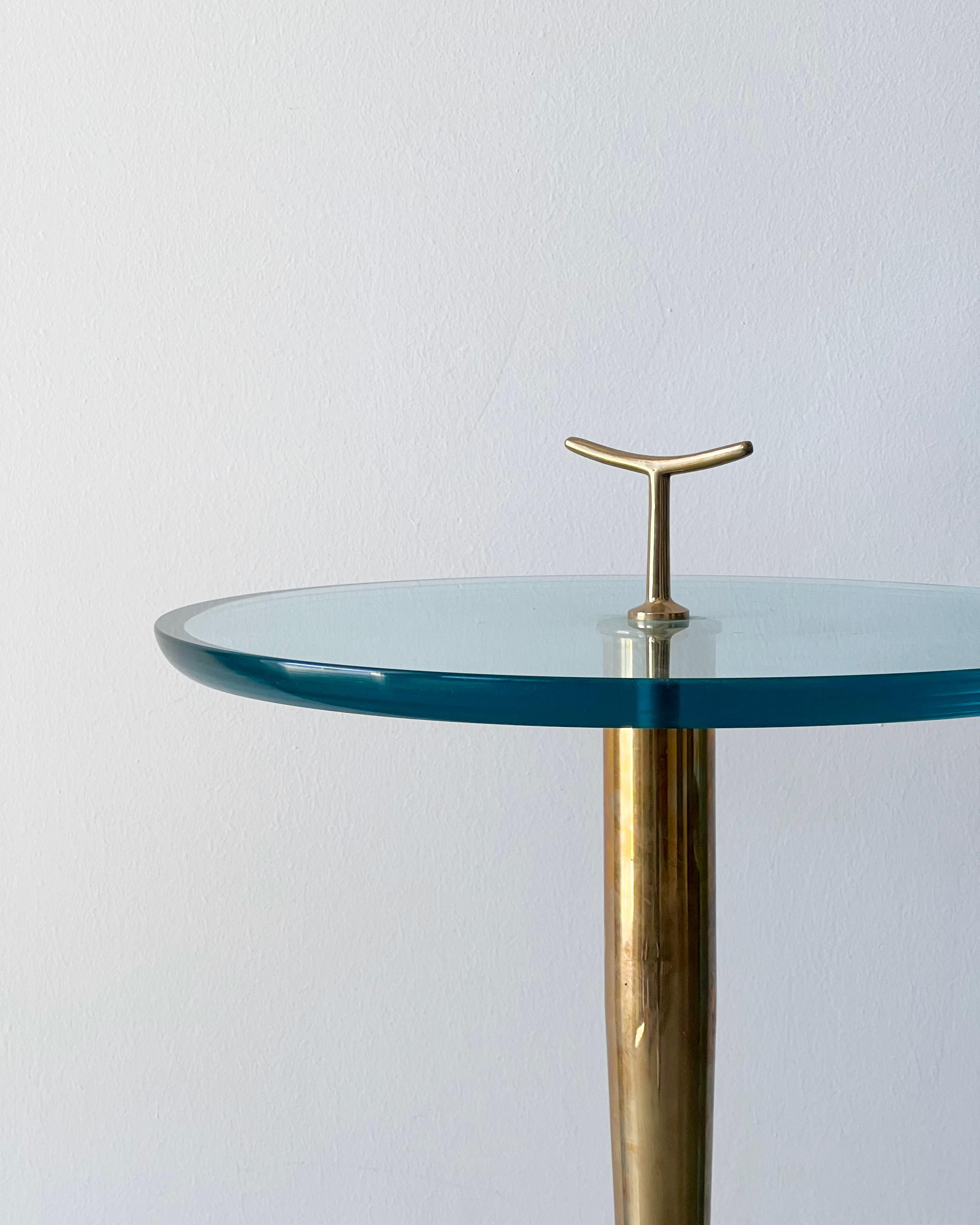 Italienischer Mid-Century-Beistelltisch aus Messing und Glas von Giuseppe Ostuni im Zustand „Gut“ im Angebot in Milano, IT