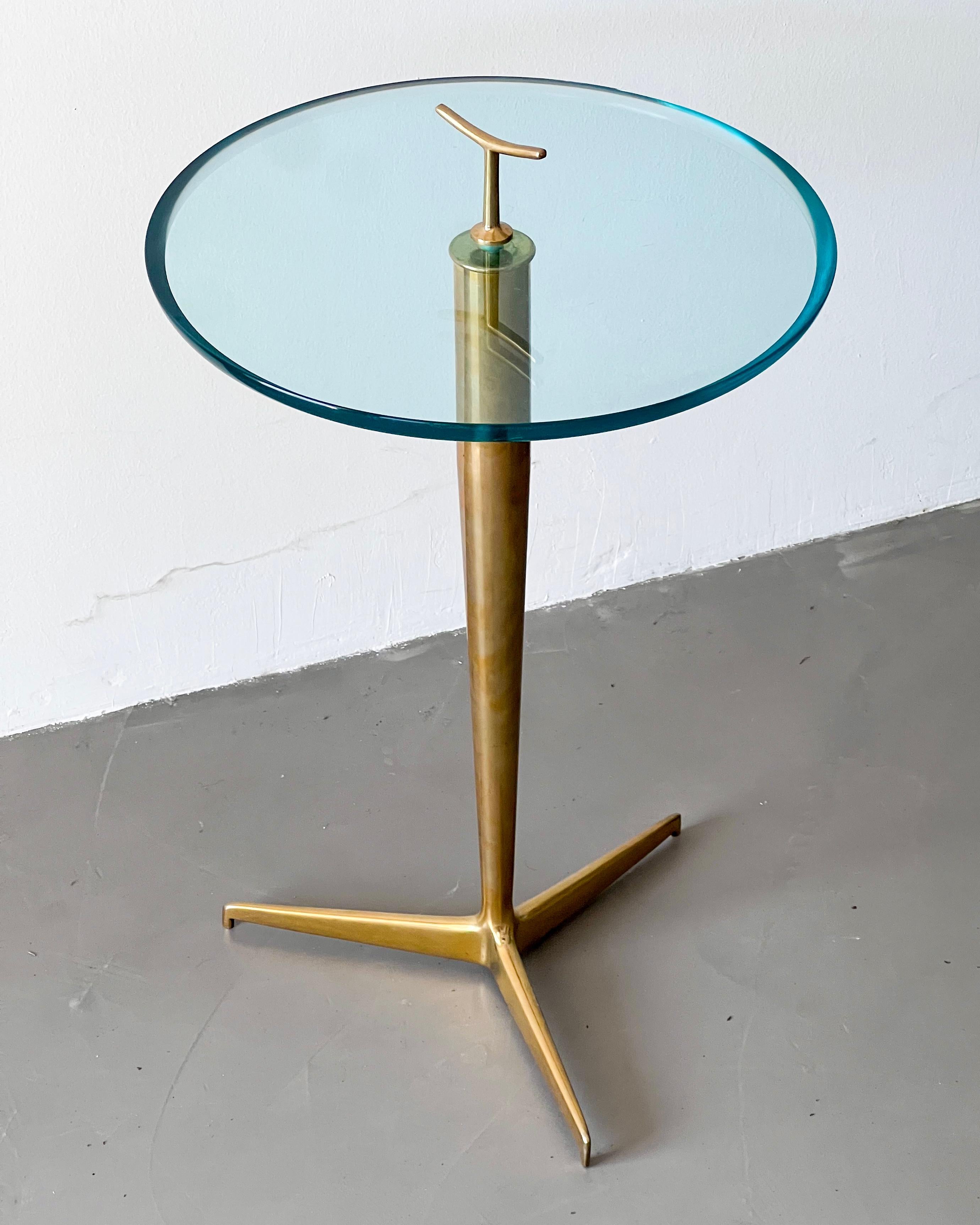 Vintage Italian midcentury end table in brass and glass by Giuseppe Ostuni For Sale 1