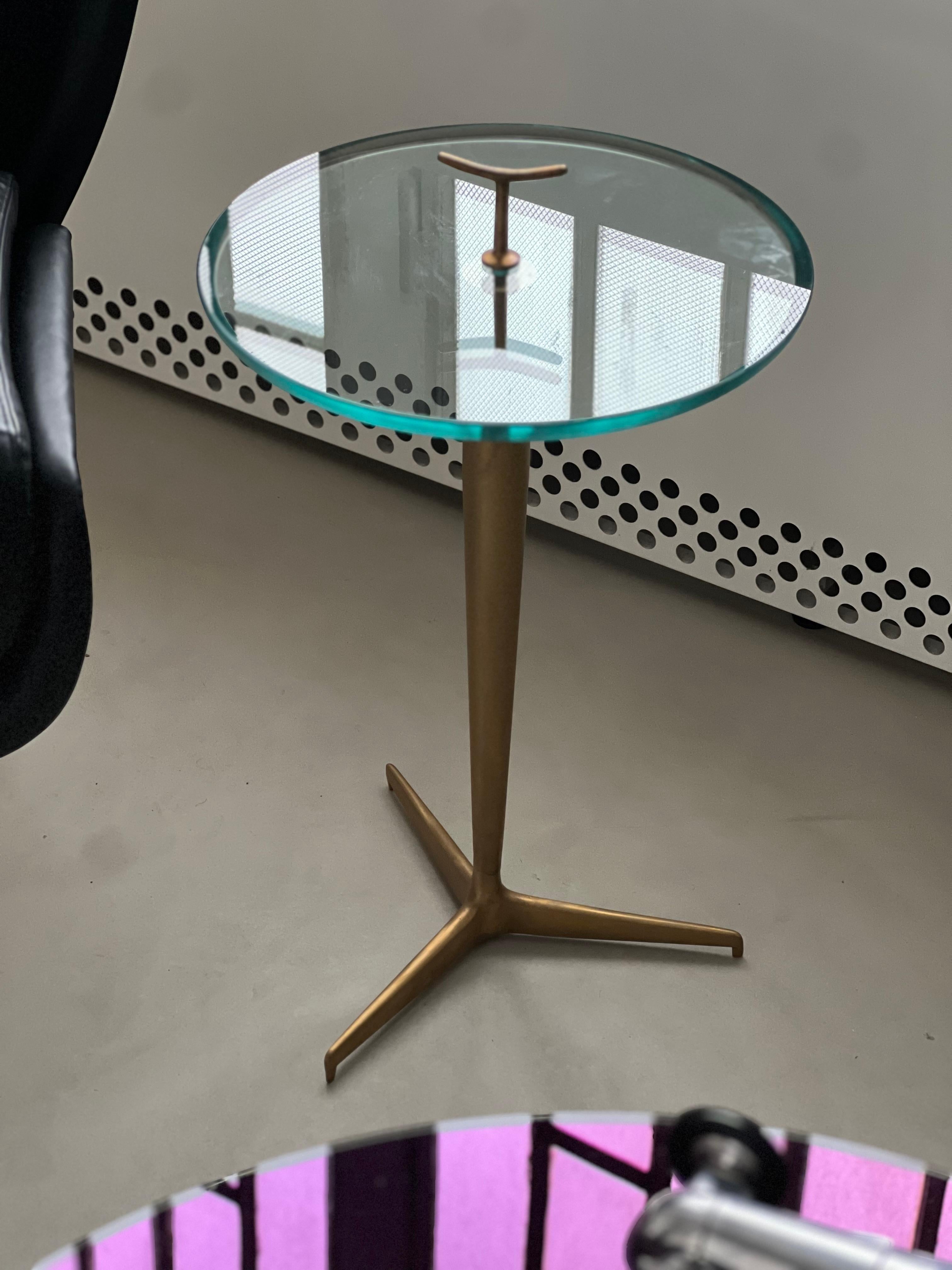 Italienischer Mid-Century-Beistelltisch aus Messing und Glas von Giuseppe Ostuni im Angebot 1