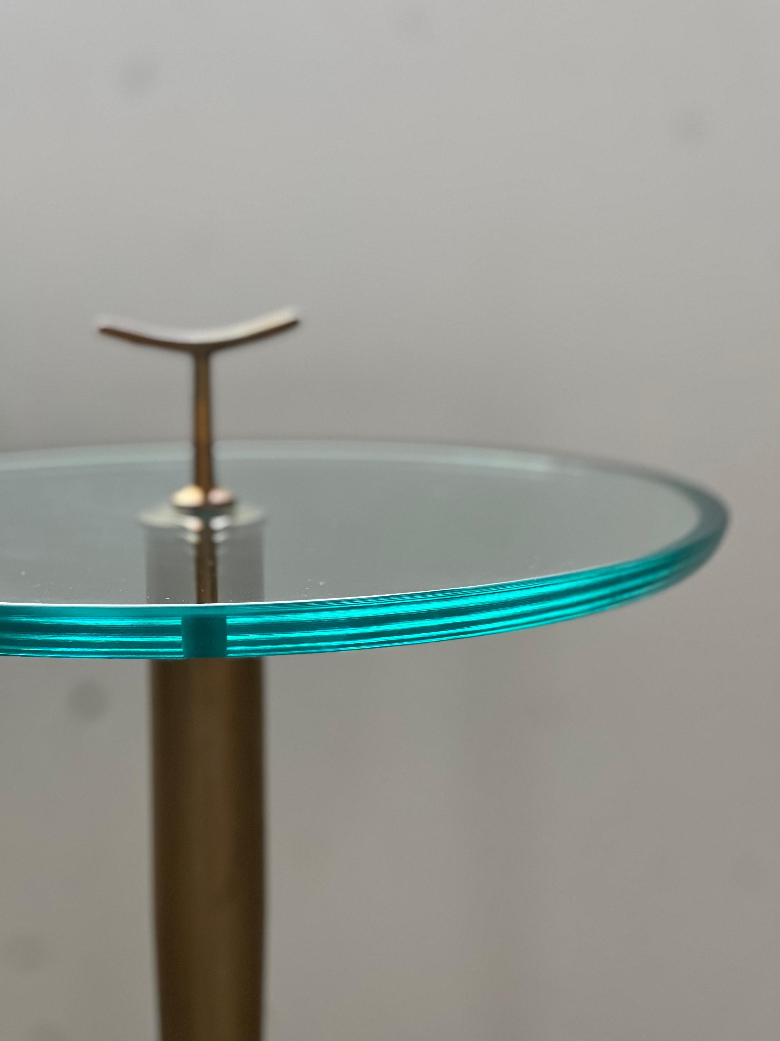 Italienischer Mid-Century-Beistelltisch aus Messing und Glas von Giuseppe Ostuni im Angebot 2