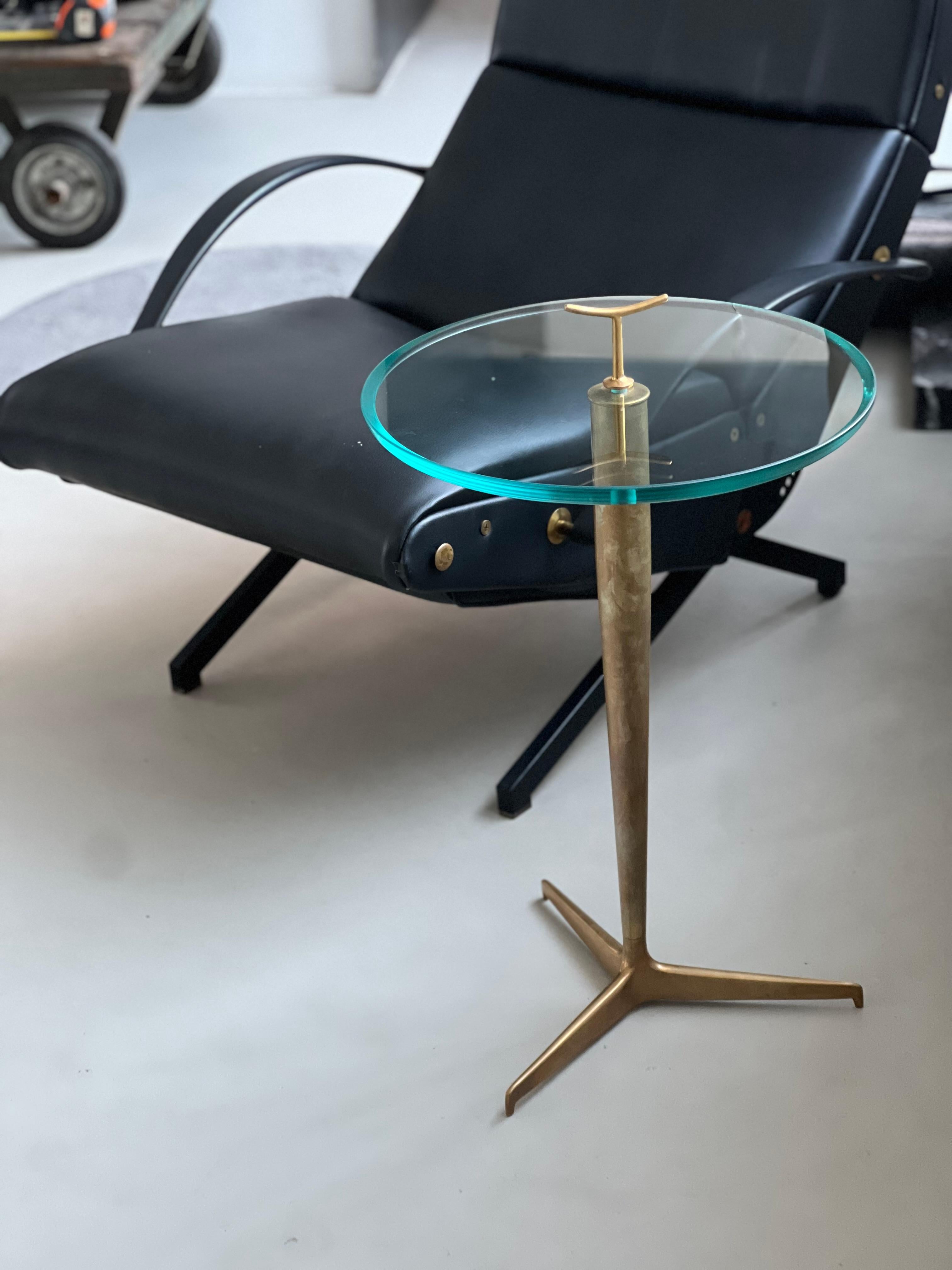 Tavolino d'epoca in ottone e vetro di Giuseppe Ostuni in vendita 1