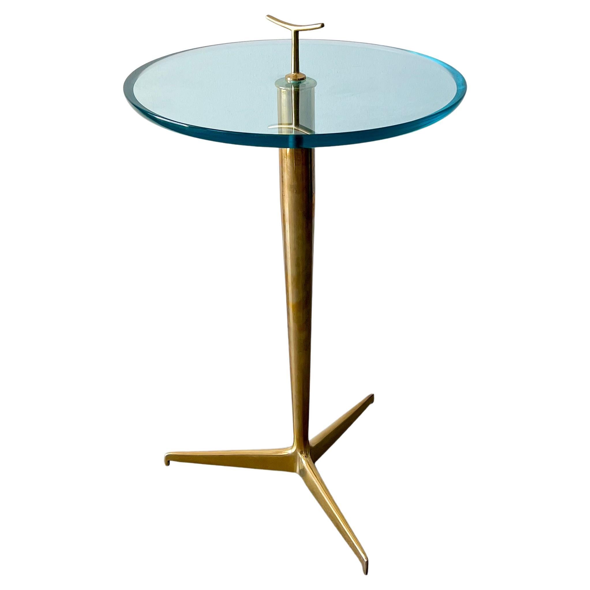 Vintage Italian midcentury end table in brass and glass by Giuseppe Ostuni For Sale
