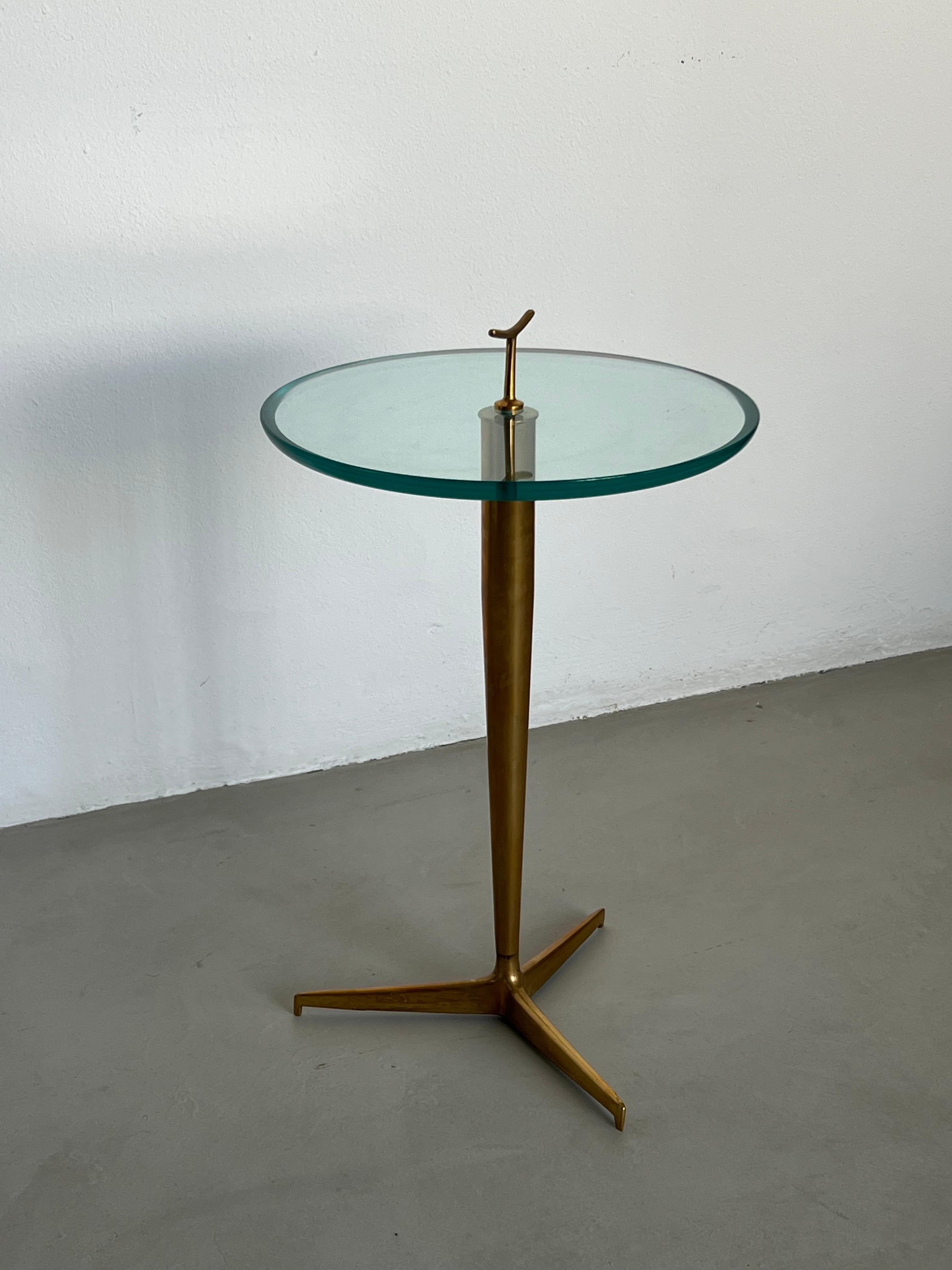 Milieu du XXe siècle Vintage Italian midcentury end table thick glass top by Giuseppe Ostuni en vente
