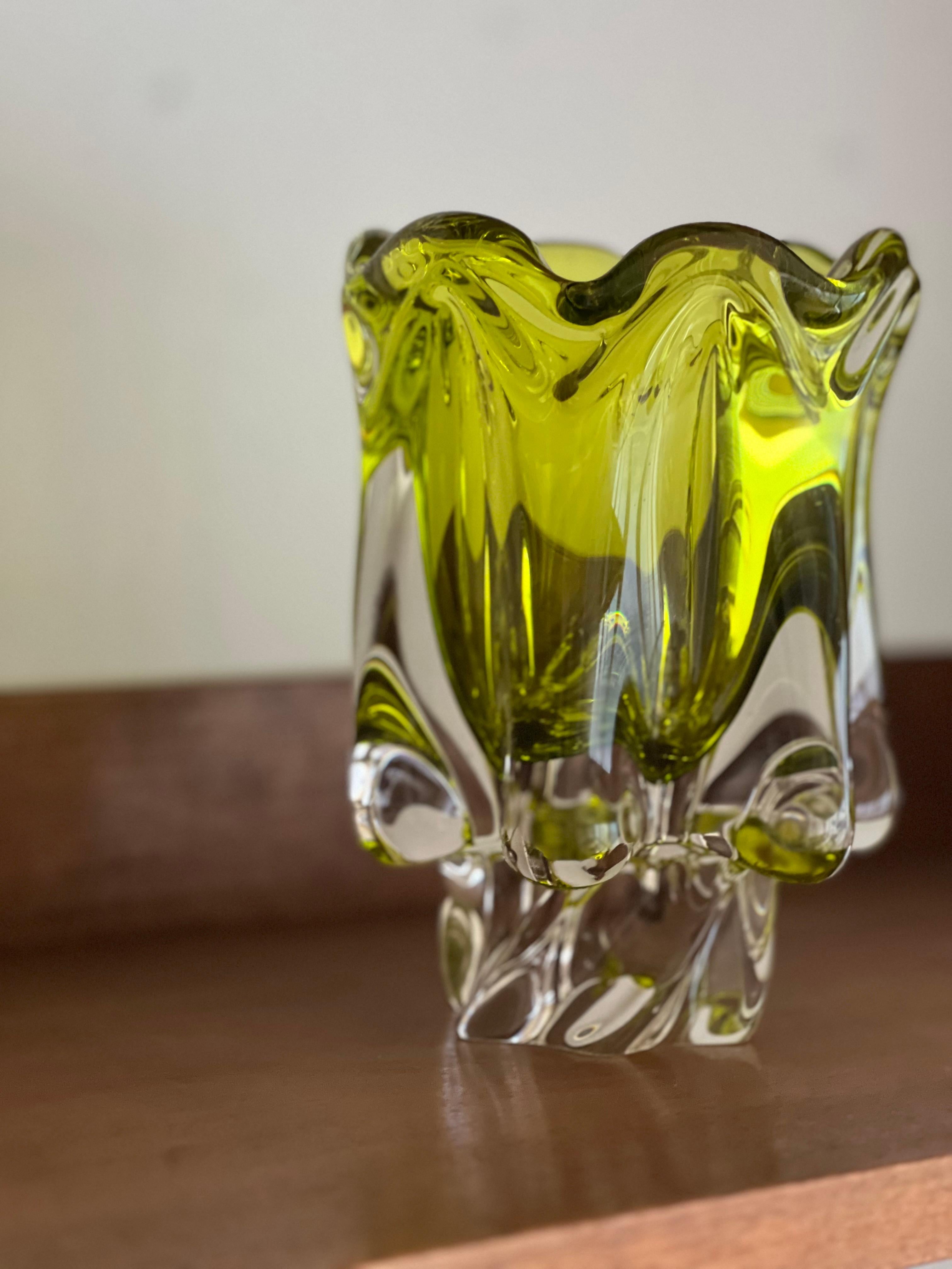 Vase de Murano fluide italien du milieu du siècle dernier en verre Sommerso vert et jaune en vente 4