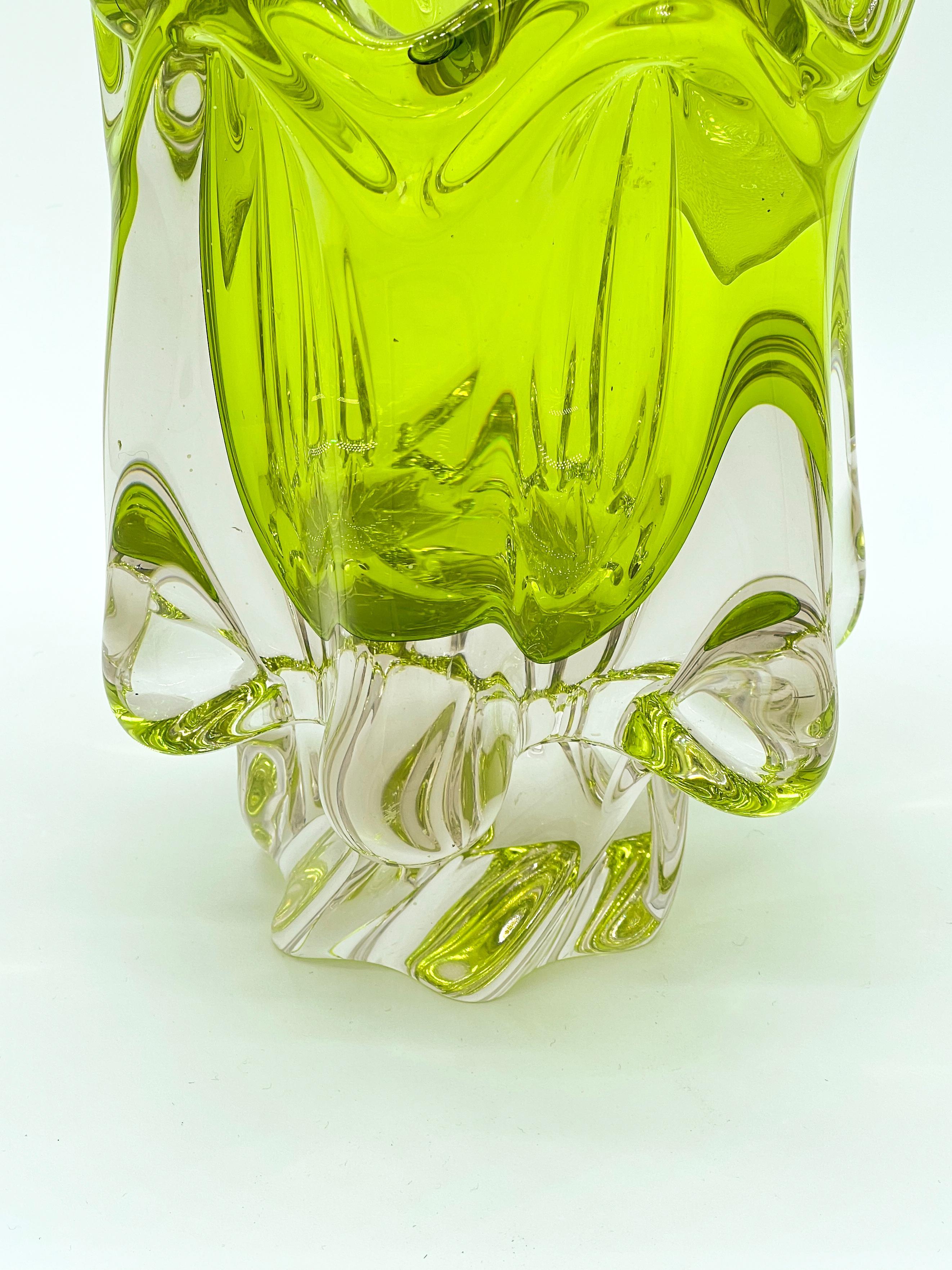 Vintage Italian Midcentury Fluid Murano Vase in Green and Yellow Sommerso Glass In Good Condition For Sale In Milano, IT