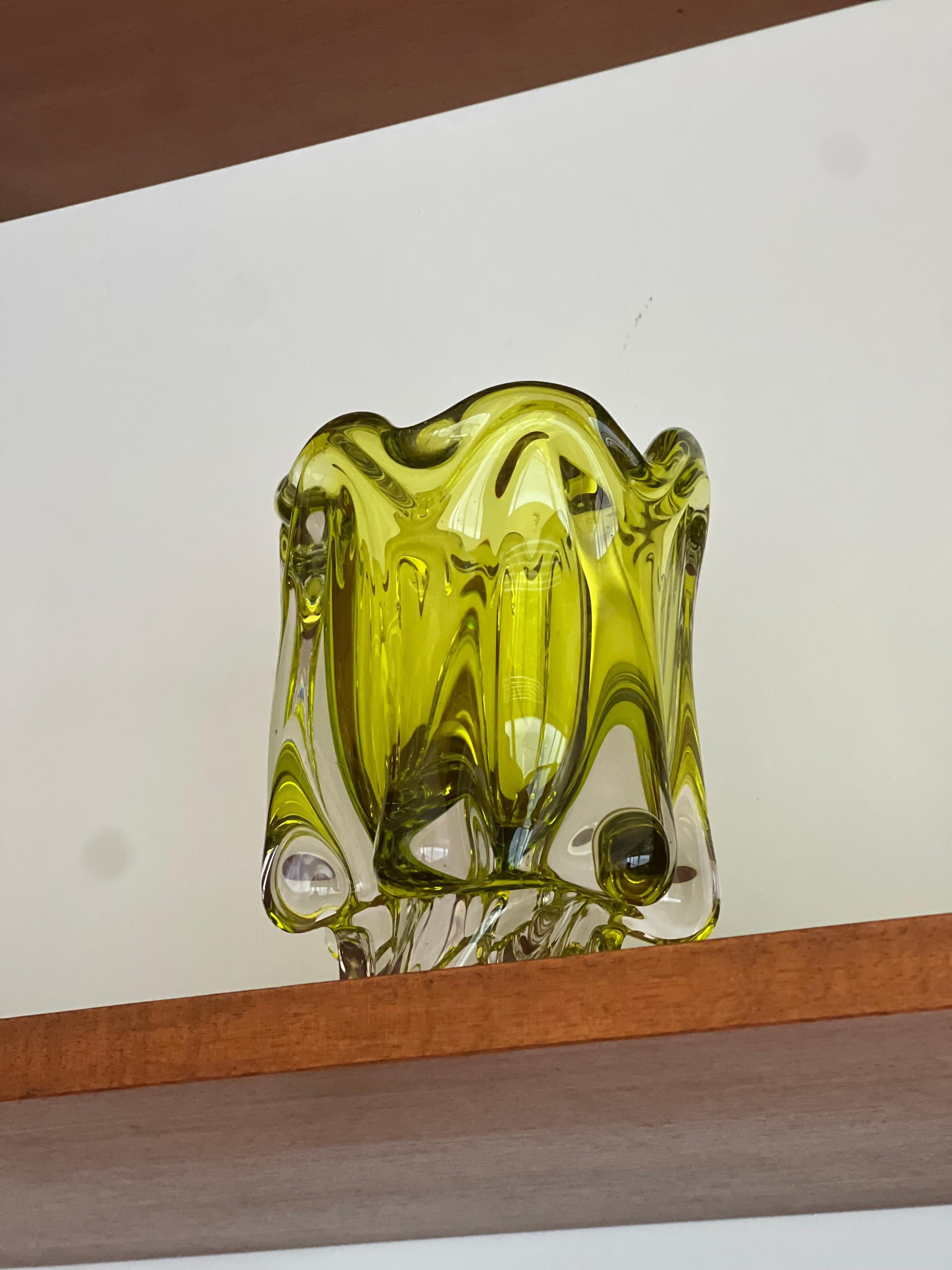Verre Vase de Murano fluide italien du milieu du siècle dernier en verre Sommerso vert et jaune en vente
