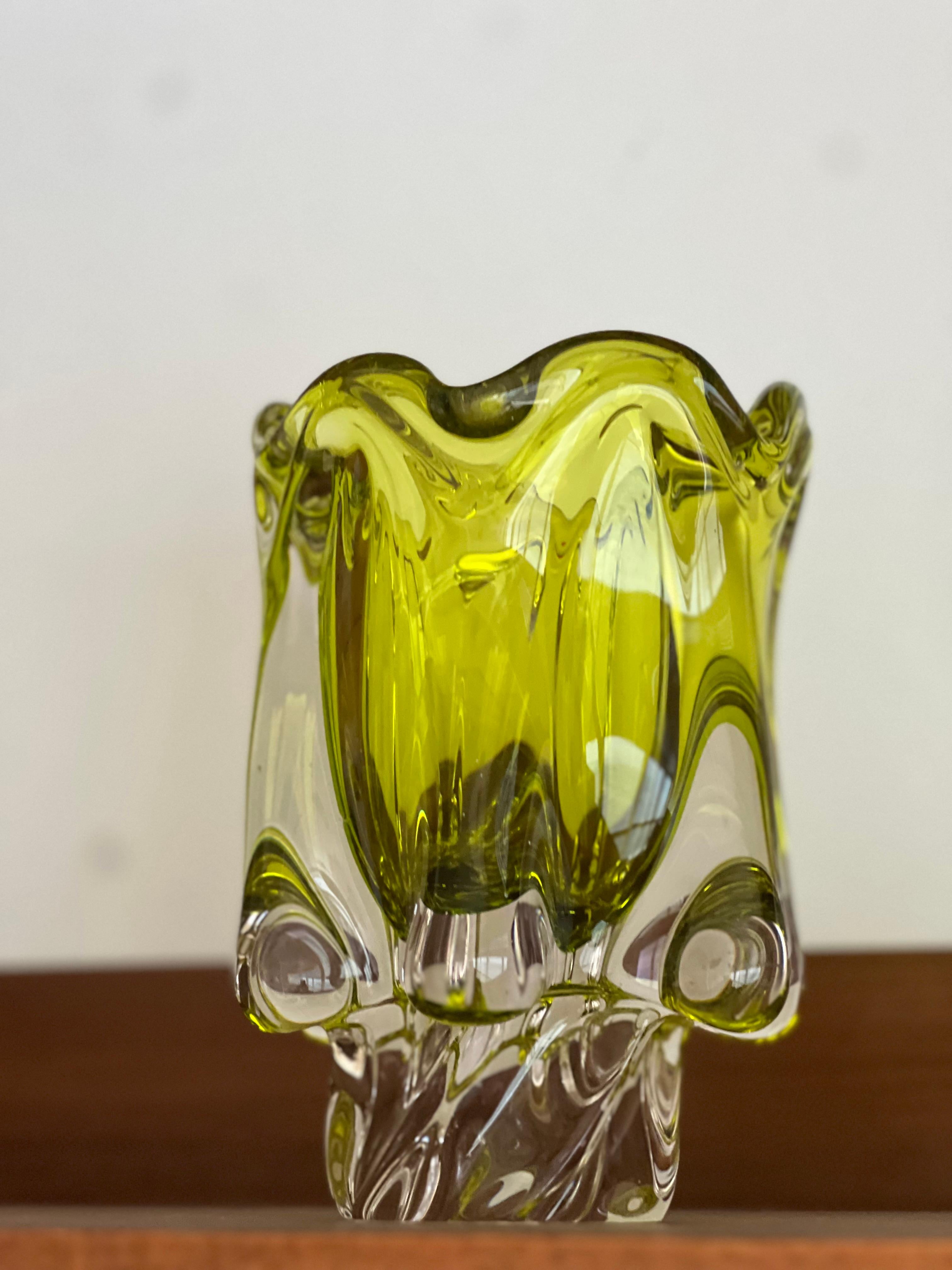 Vase de Murano fluide italien du milieu du siècle dernier en verre Sommerso vert et jaune en vente 1