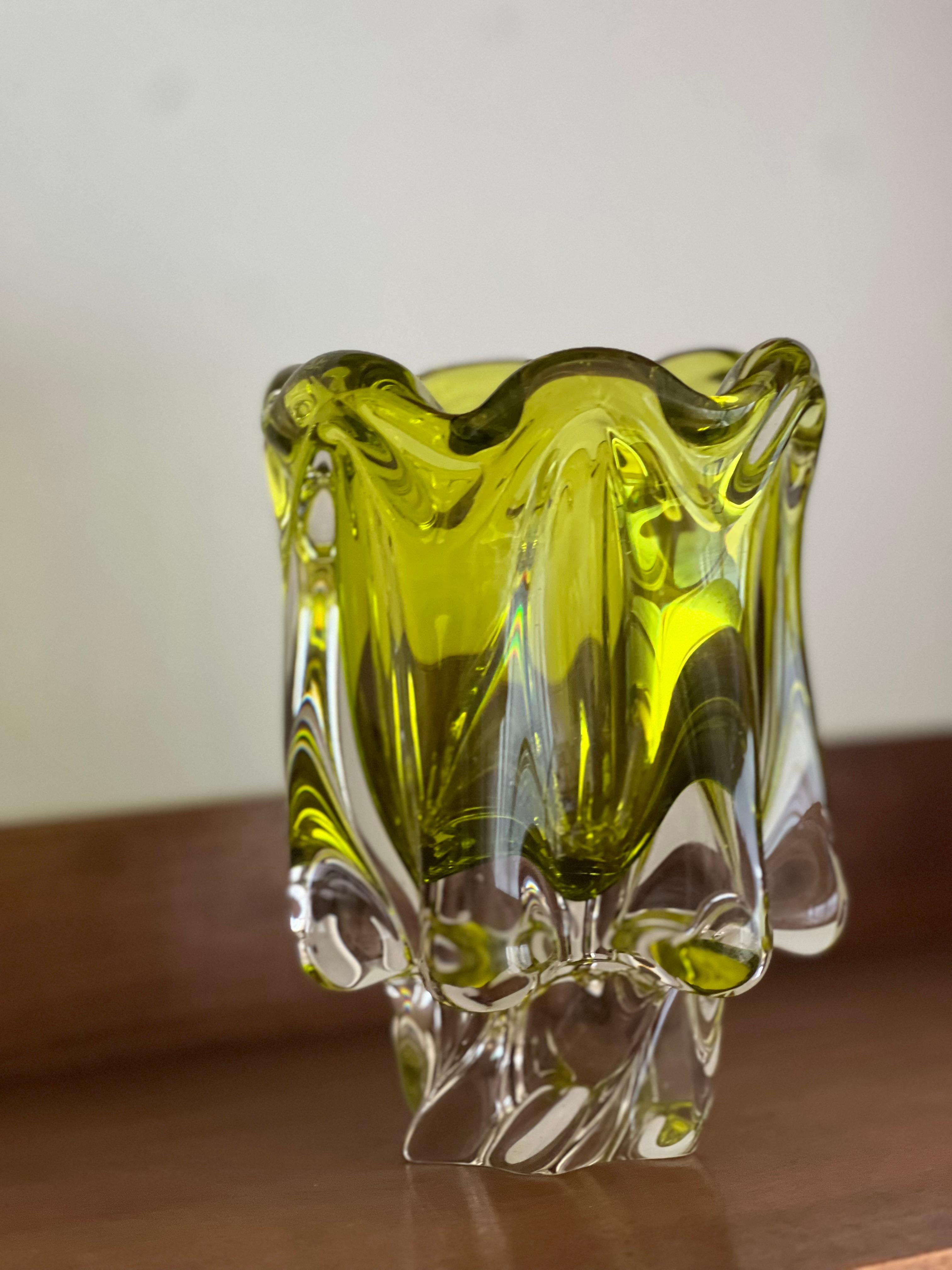Vase de Murano fluide italien du milieu du siècle dernier en verre Sommerso vert et jaune en vente 3