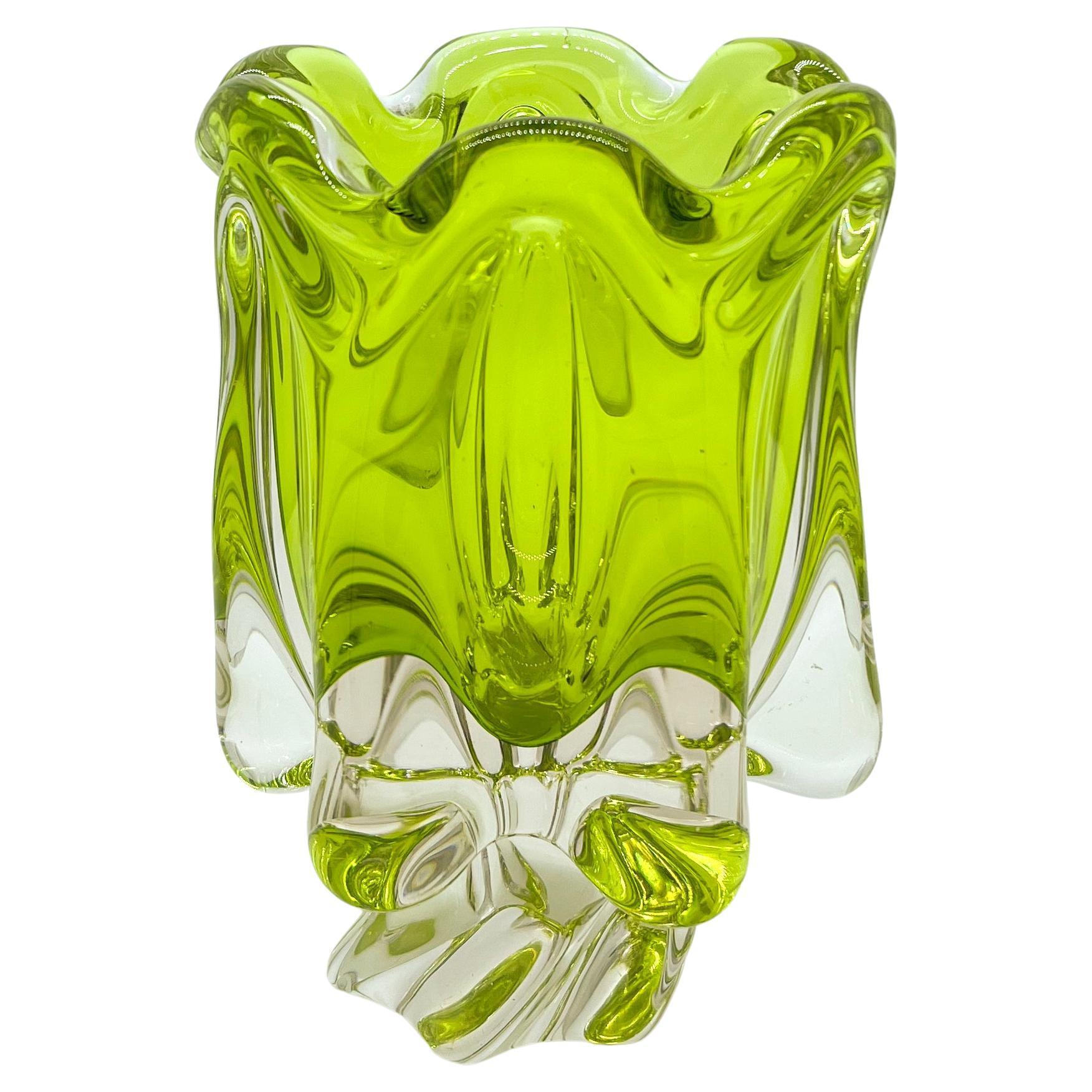 Vase de Murano fluide italien du milieu du siècle dernier en verre Sommerso vert et jaune