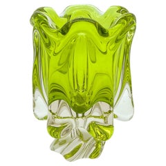 Vase de Murano fluide italien du milieu du siècle dernier en verre Sommerso vert et jaune
