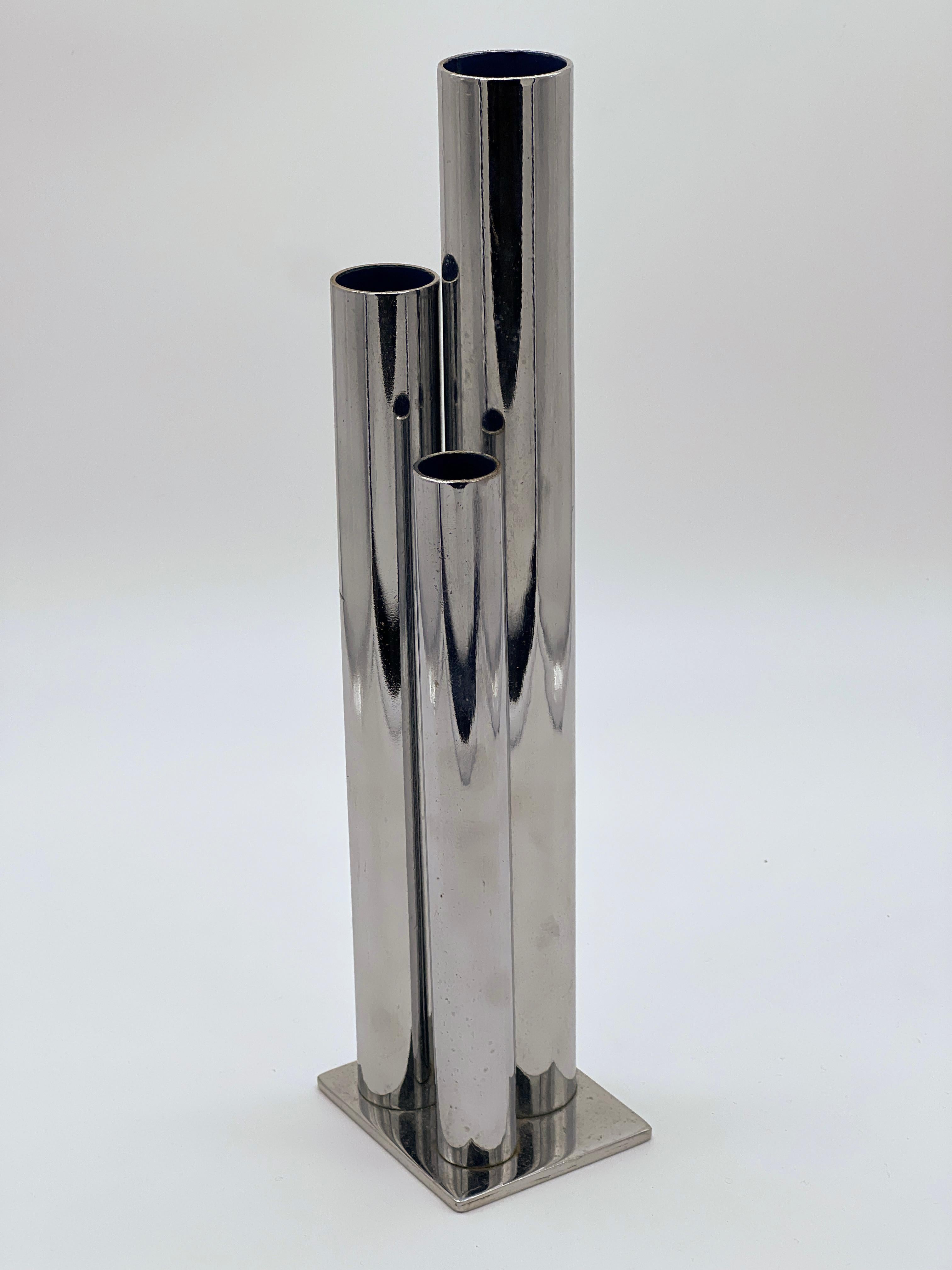 Vintage Mid-Century Modern italien, porte-vase/pen, en métal chromé, conçu dans le style de Gio Ponti pour Krupp. Les trois tuyaux ont des longueurs différentes et peuvent contenir chacun une fleur ou deux stylos. Le diamètre du tube unique est