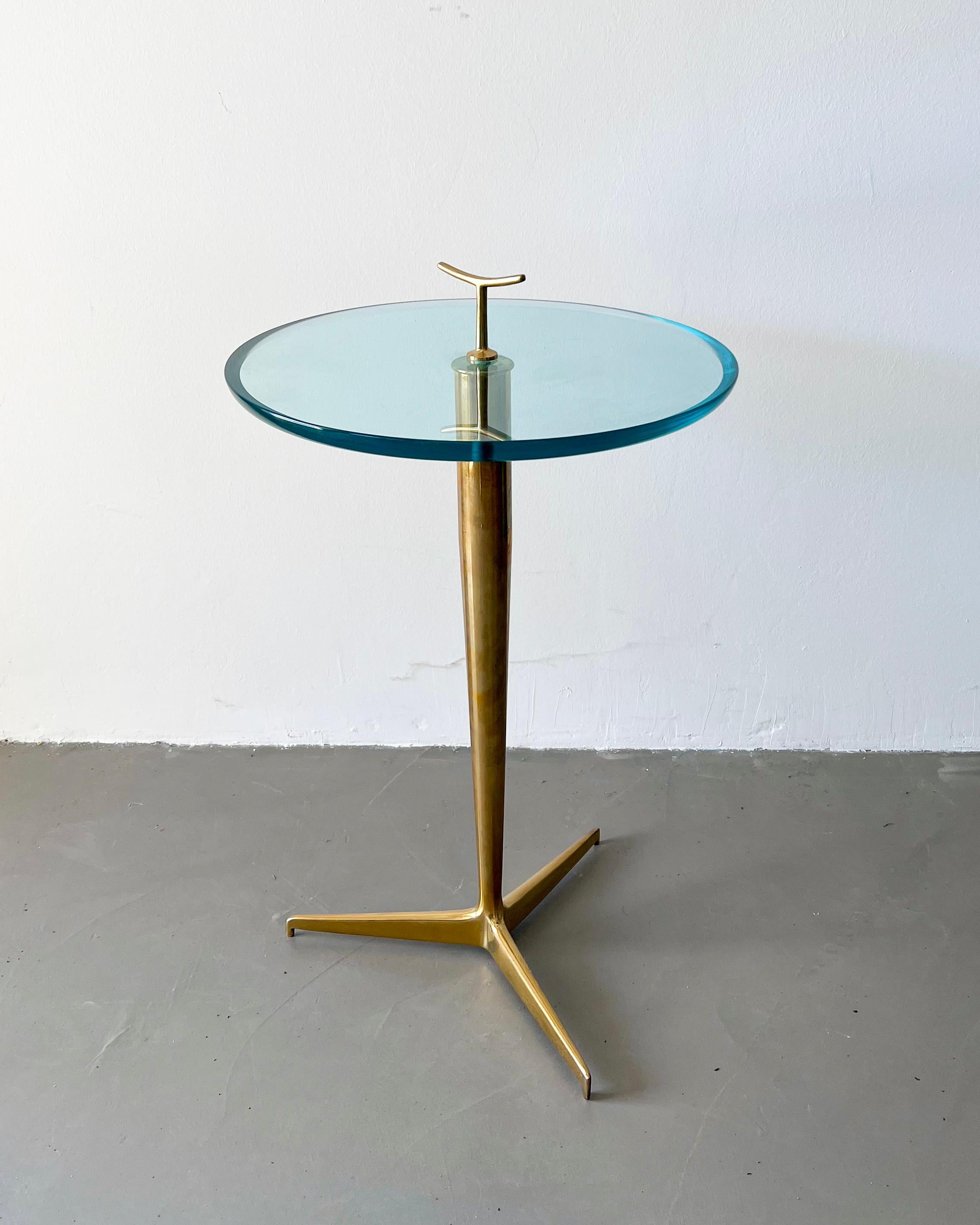 Italienischer Beistelltisch aus der Mitte des Jahrhunderts aus Messing und Glas von Giuseppe Ostuni.

Das Stück, das sich in einem erstaunlichen Originalzustand befindet, ist ein wunderschöner und skulpturaler Beistelltisch des italienischen