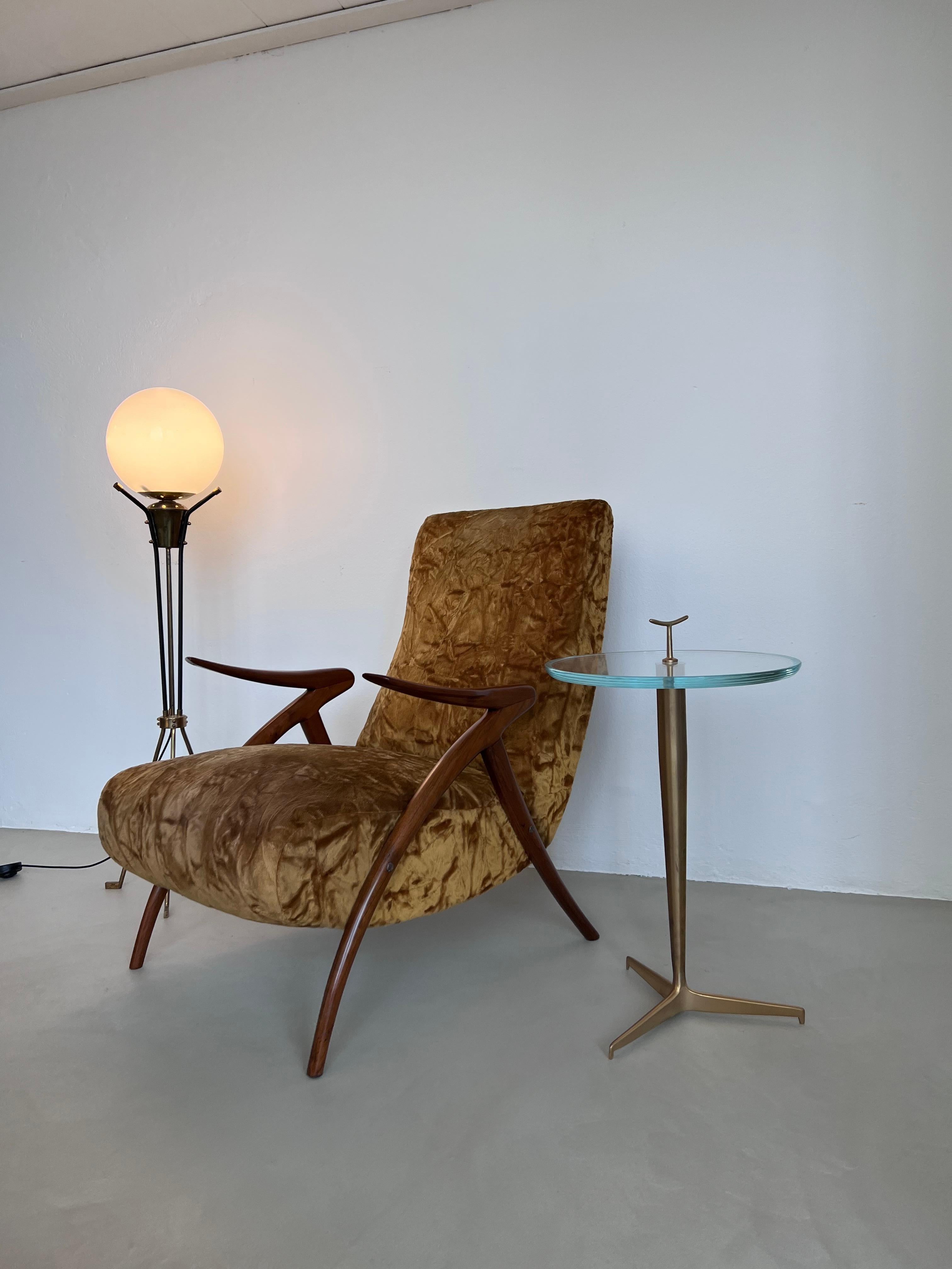Italienischer Mid-Century-Beistelltisch aus Messing und Glas von Giuseppe Ostuni im Angebot 3