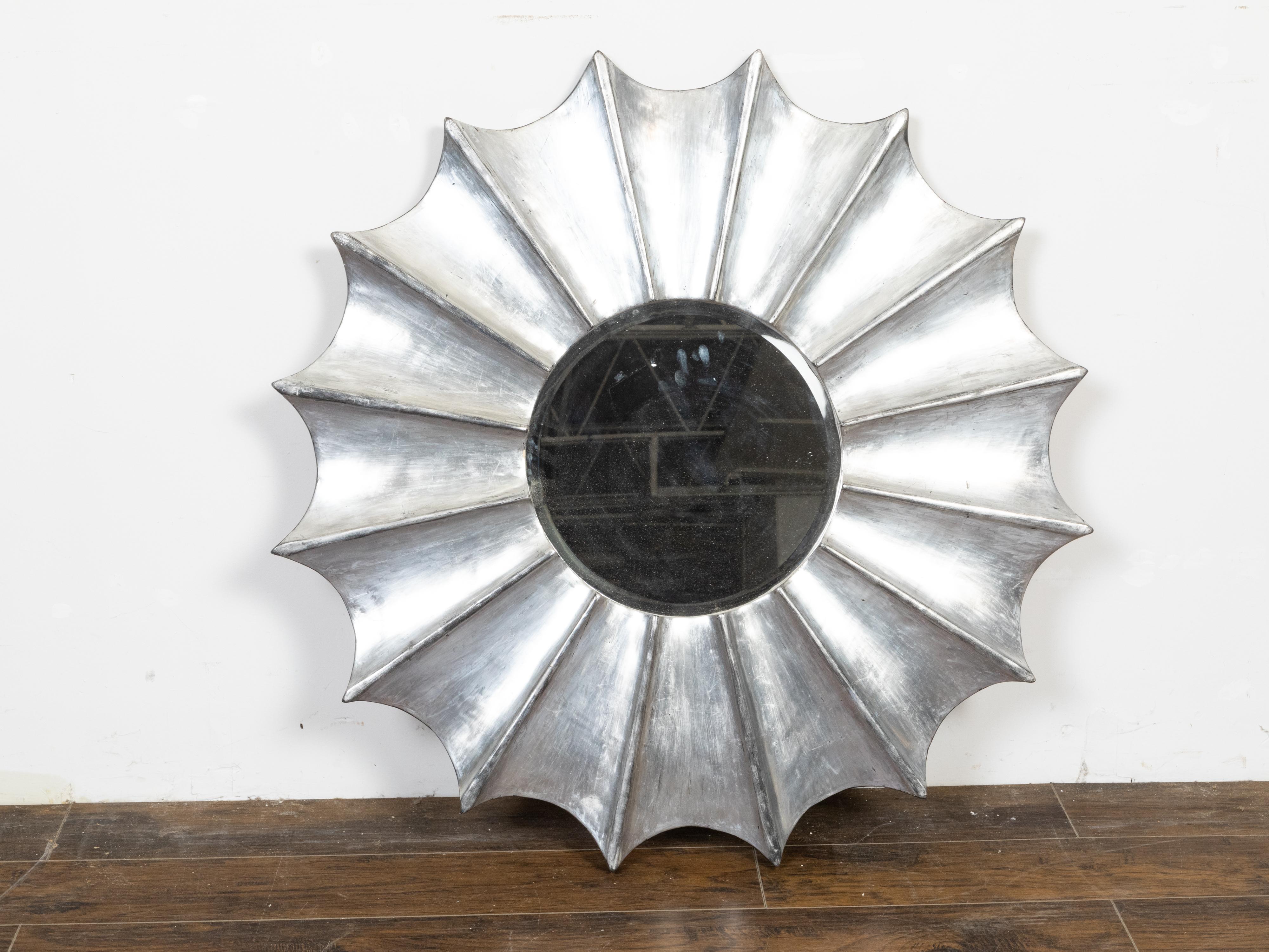 Specchio d'epoca a foglia d'argento della metà del XX secolo, con effetti a raggiera e piastra a specchio smussata. Creato in Italia durante il periodo del Midcentury, questo specchio da parete cattura la nostra attenzione con la sua silhouette