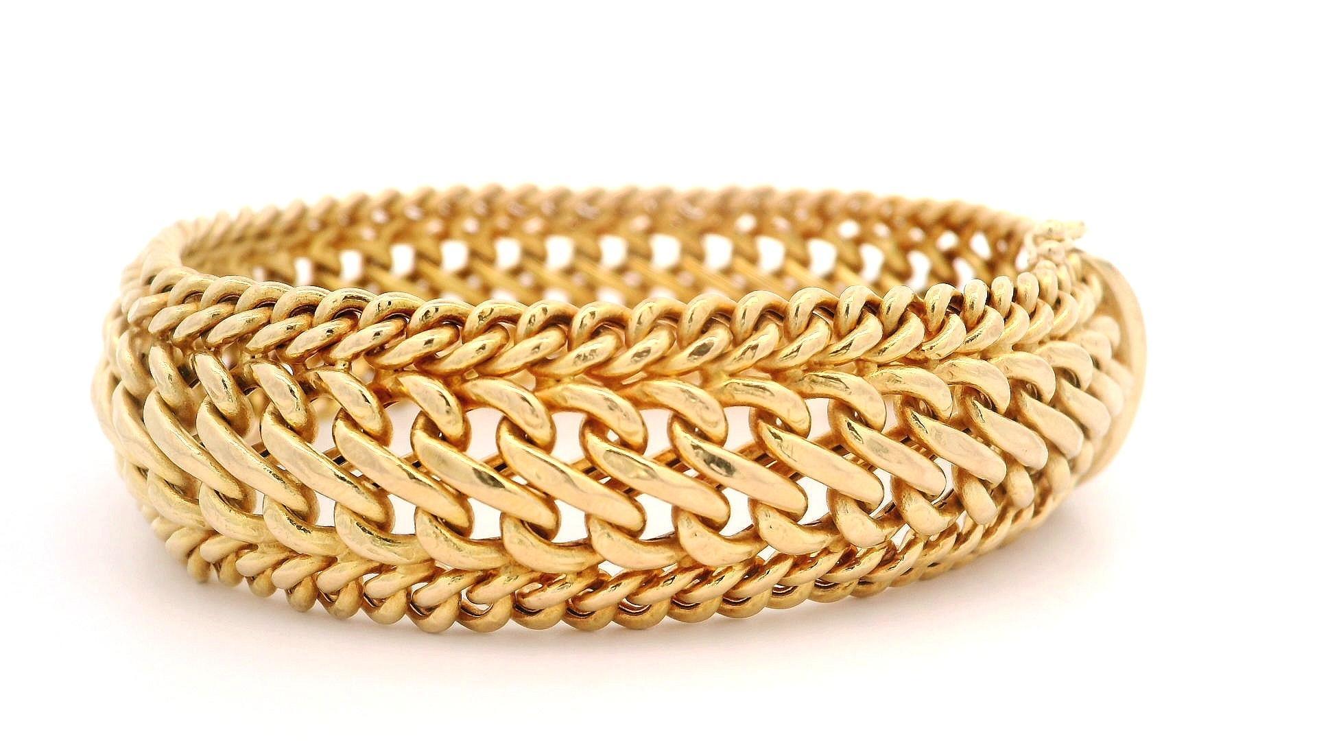 Vintage Italian Milor 14k Yellow Gold Wide Domed Interlocking Curb Link Bracelet In Excellent Condition In Montclair, NJ