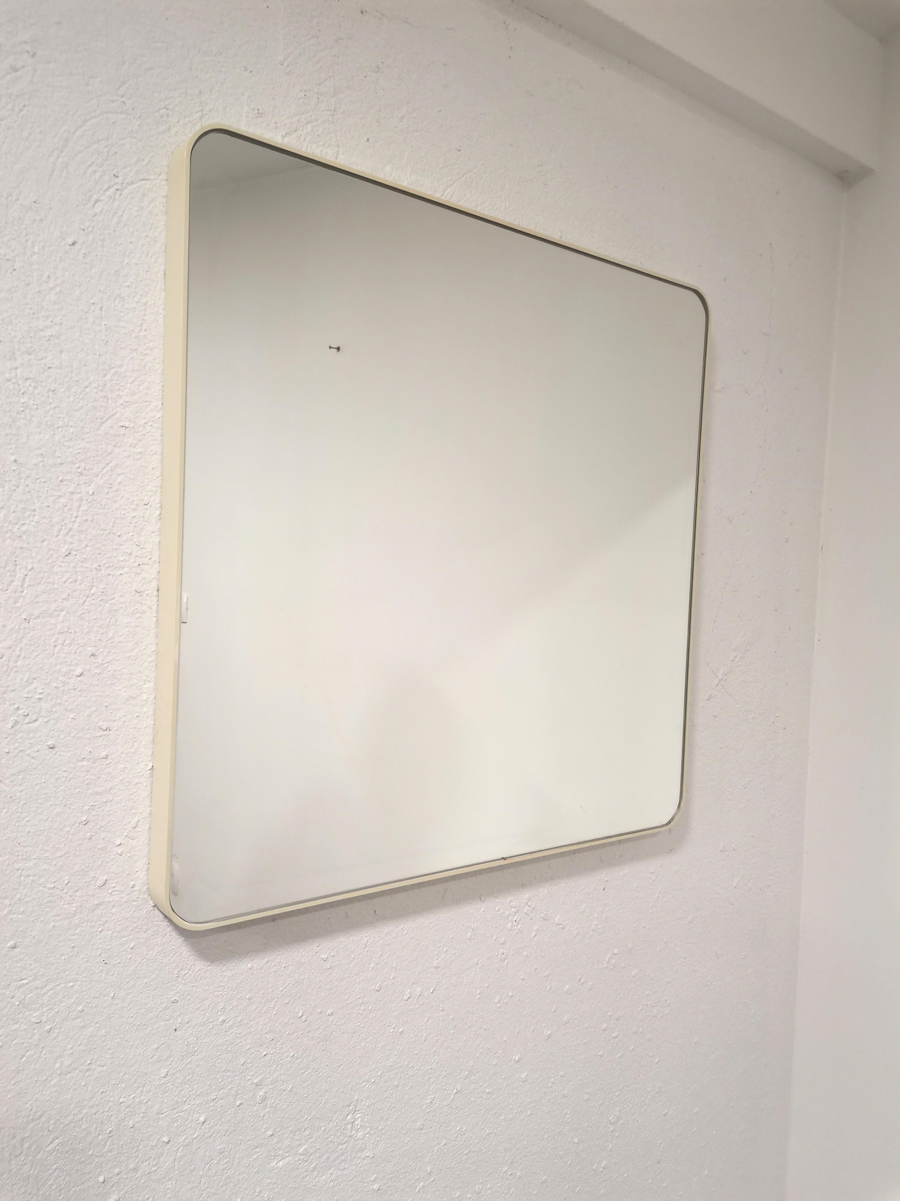 Specchio italiano vintage. Realizzato negli anni '70. Semplicità delle forme e design eterno. Questo specchio è in grado di migliorare qualsiasi ambiente grazie alla sua estetica minimalista di colore bianco. 

Materiale: plastica,