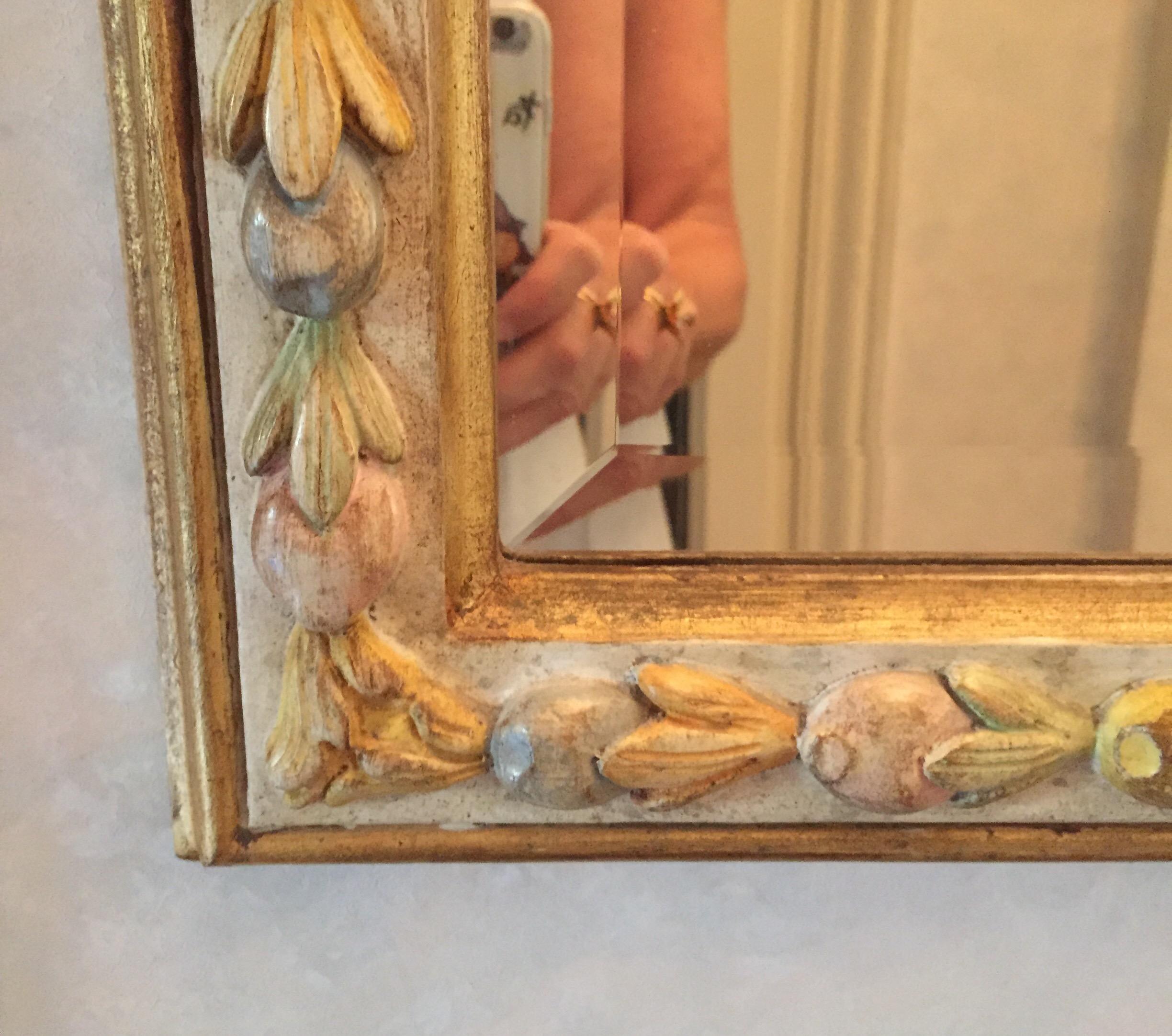 Miroir italien vintage peint de Florence avec décoration de fruits sculptés par Chelini en vente 4
