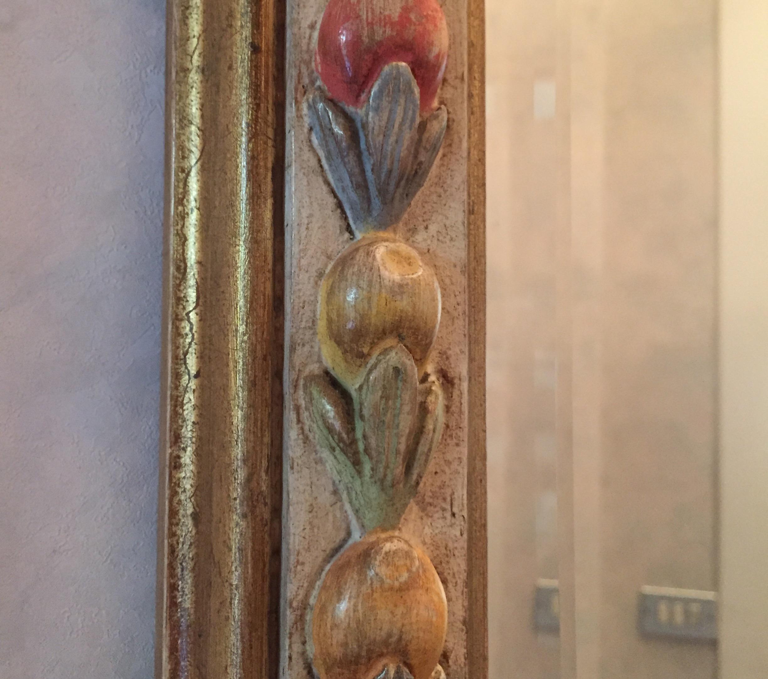 Néo-Renaissance Miroir italien vintage peint de Florence avec décoration de fruits sculptés par Chelini en vente
