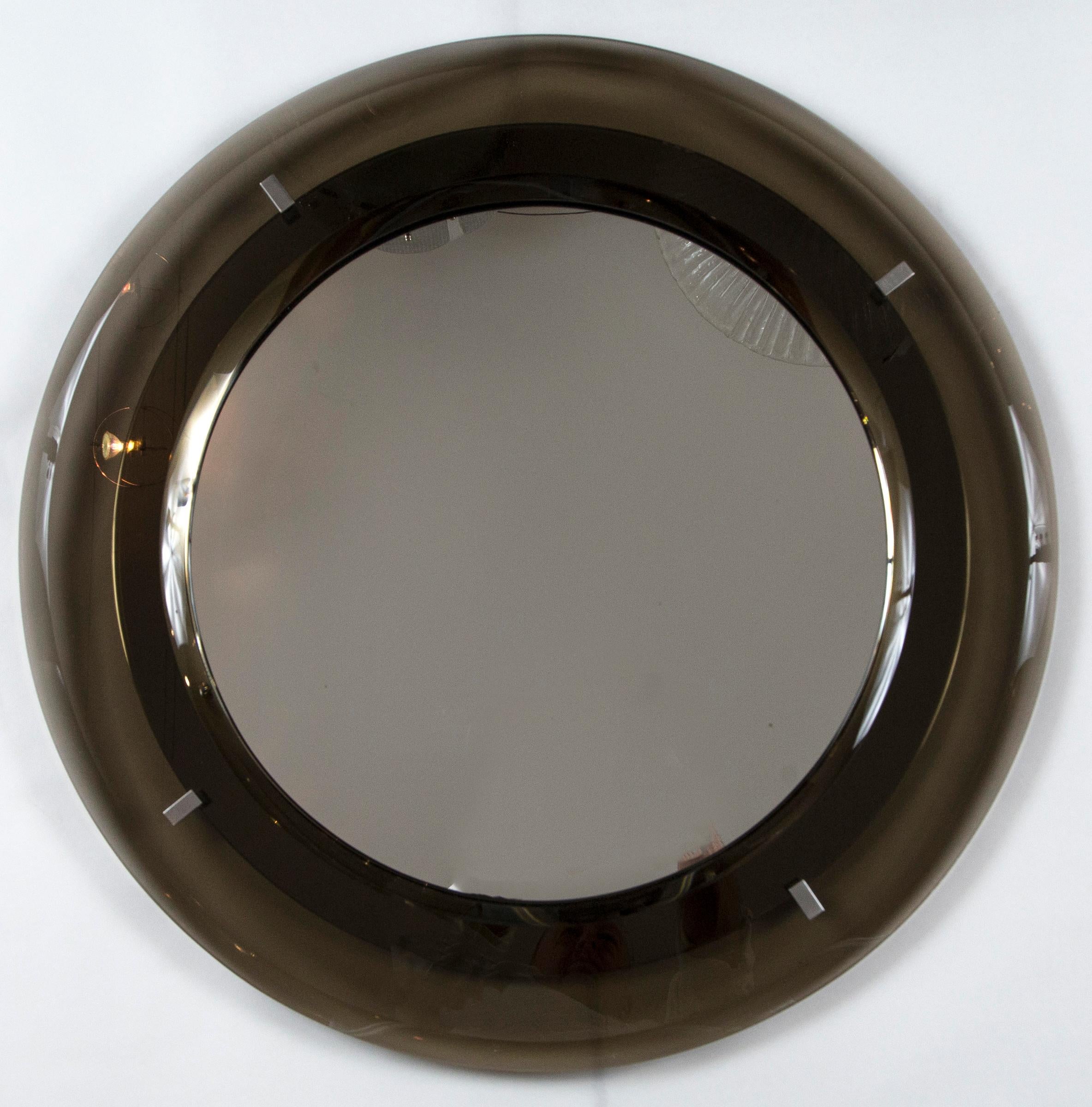 Merveilleux miroir circulaire flottant en cristal biseauté de couleur taupe fumé, avec verre neuf de Cristal Arte
Lieu d'origine :
Italie
Date de fabrication :
vers 1960
Condition :
Excellent
Dimensions :
Diamètre
Période : 20e