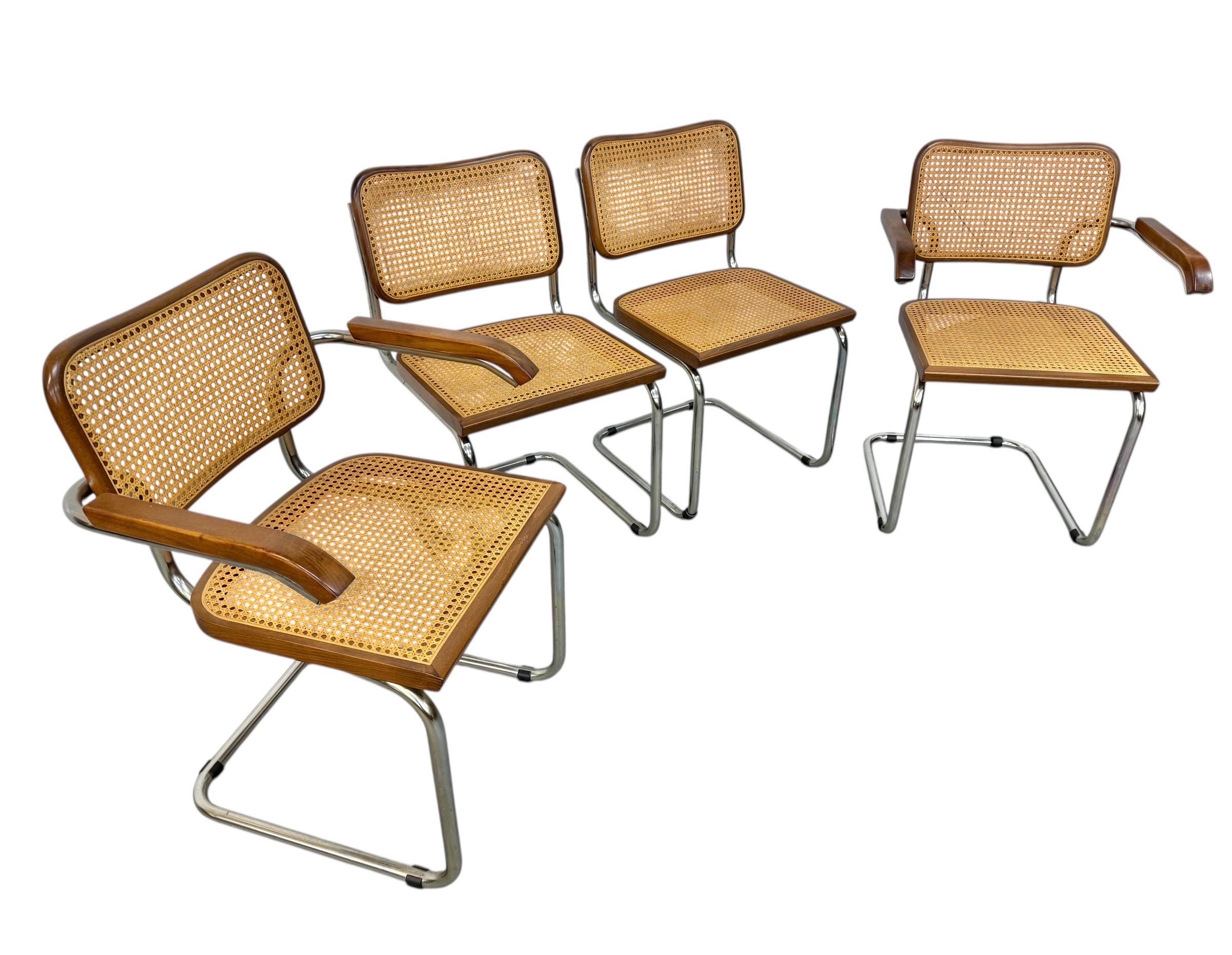 Questo annuncio si riferisce a un set di quattro sedie da pranzo moderne italiane vintage Cesca. Due poltrone, due sedie laterali, telaio in tubolare cromato con una combinazione di sedute e schienali in legno/canna. Si tratta di un'eccezionale